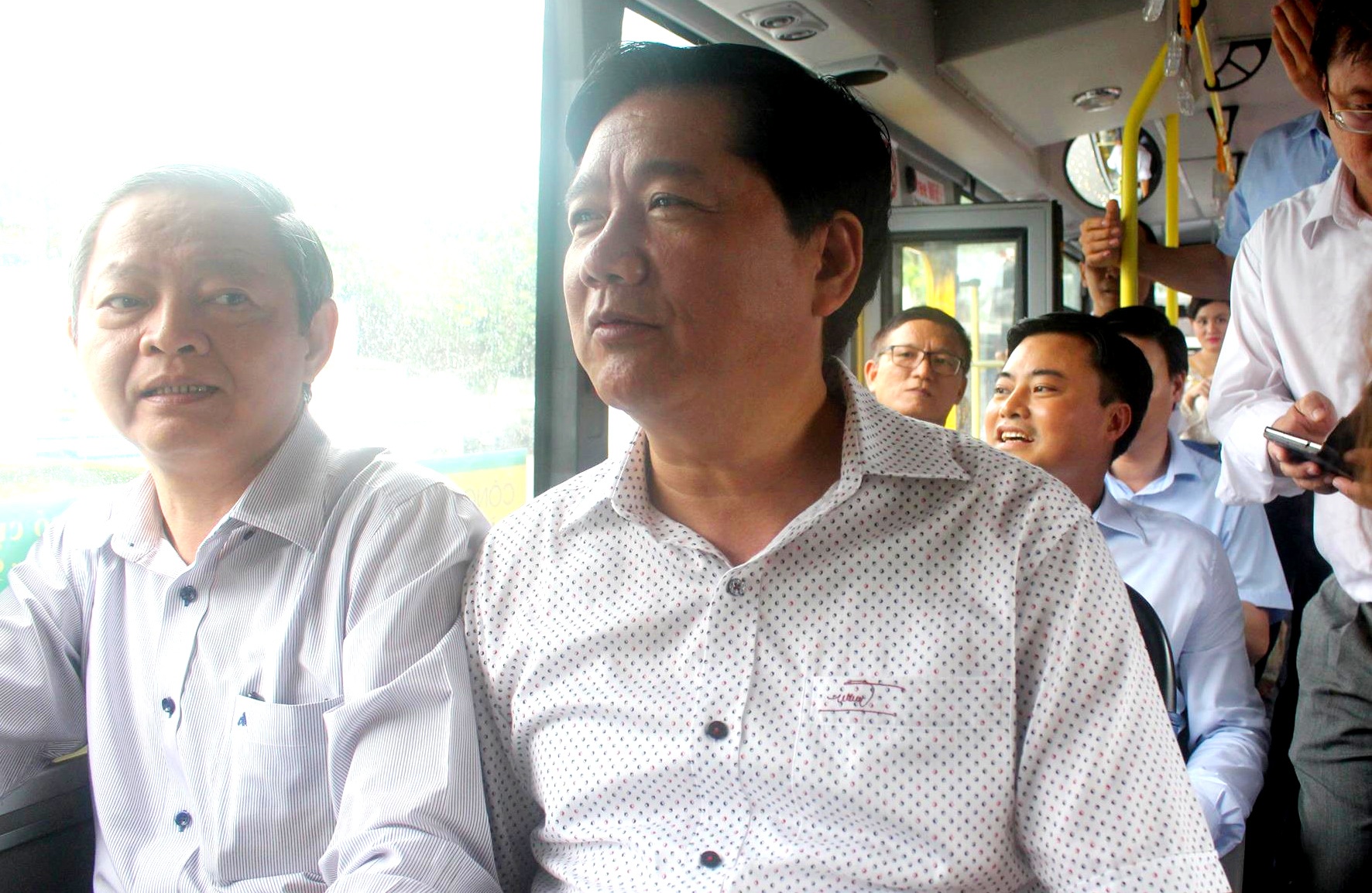 Bi thu Thang di thu tuyen buyt moi tu Tan Son Nhat hinh anh