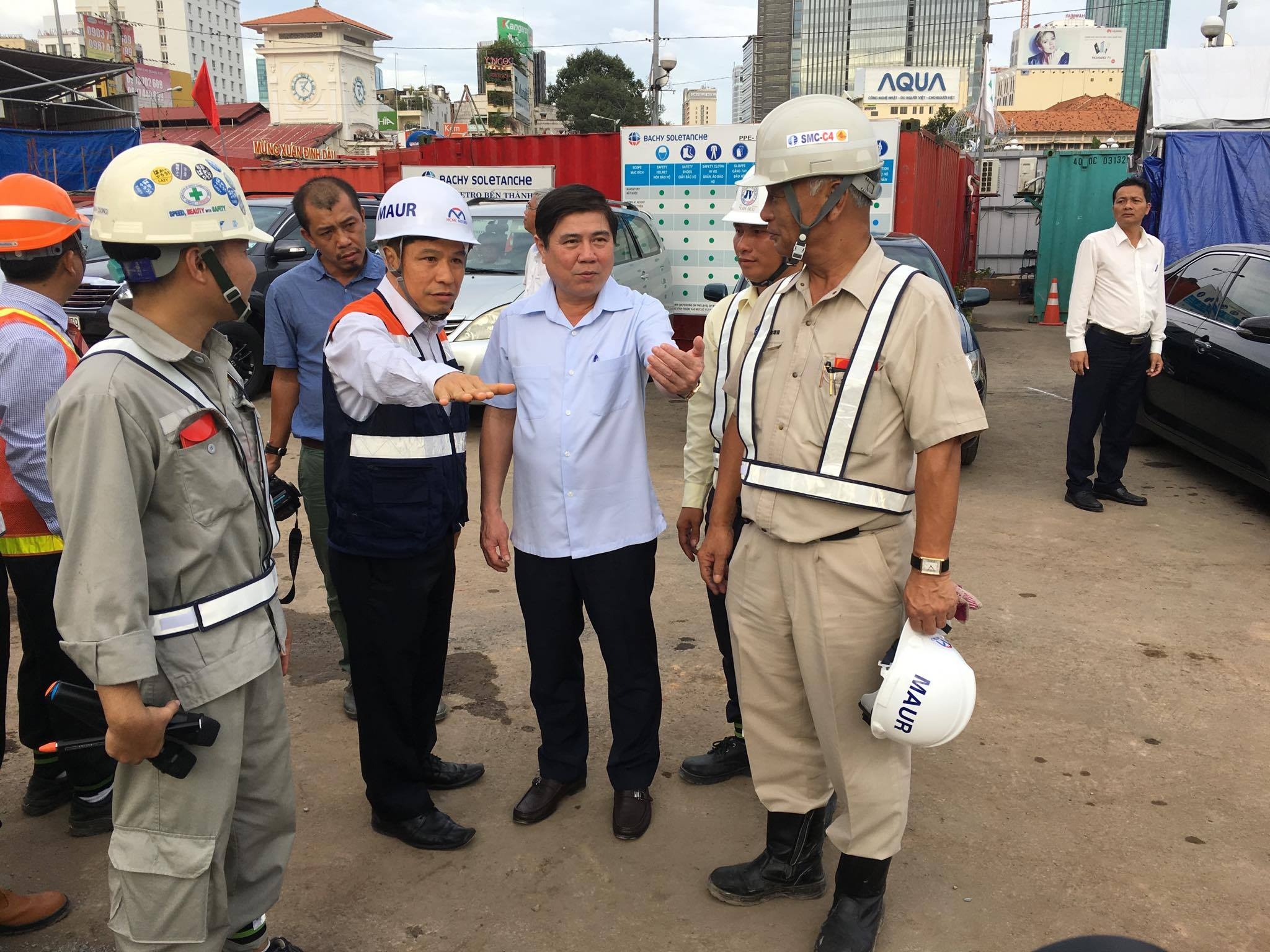 Chu tich Nguyen Thanh Phong li xi cong nhan xay metro hinh anh