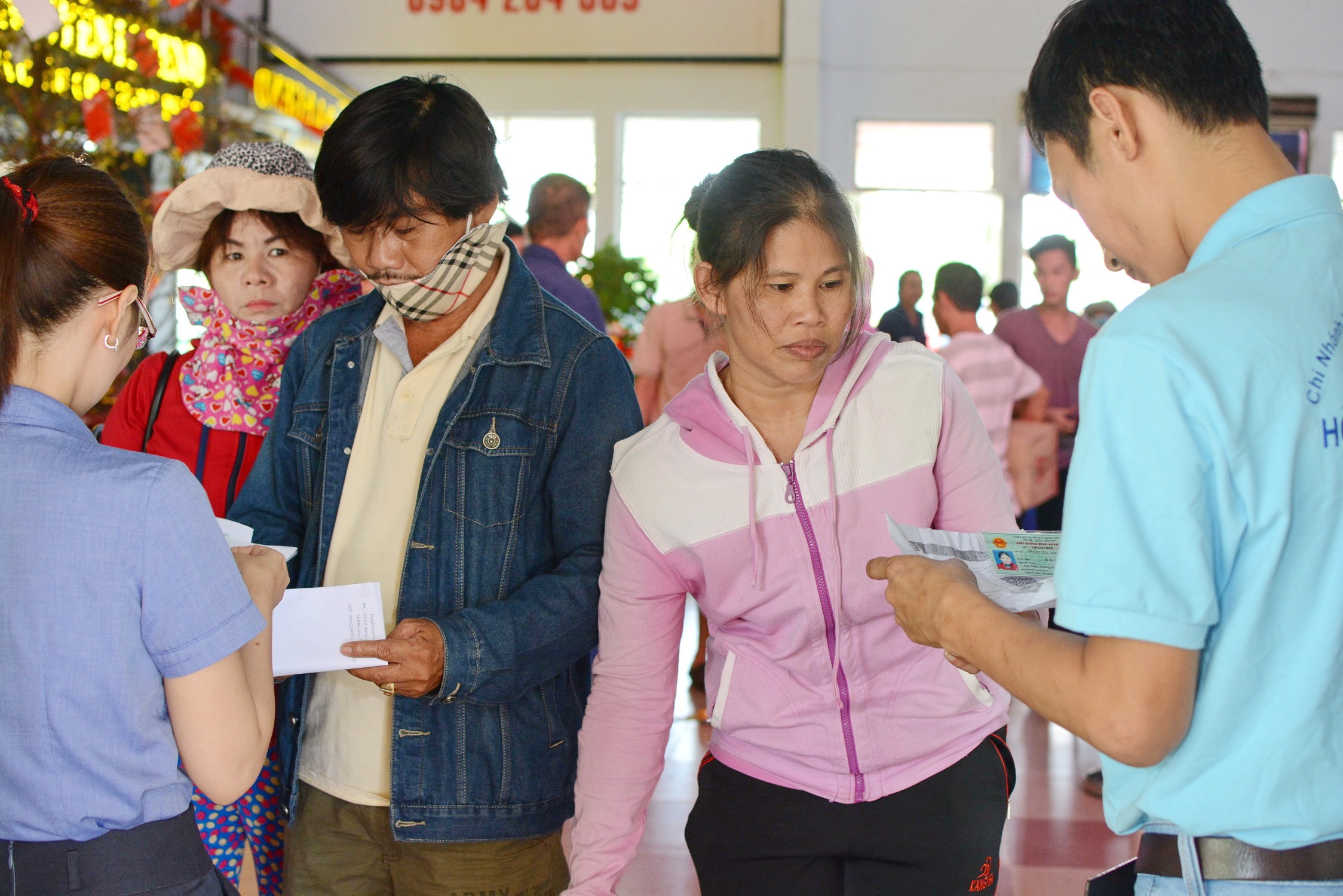 Moi ngay co hon 12.000 nguoi roi Sai Gon ve que don Tet hinh anh