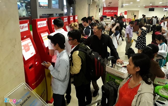 check in ben ngoai san bay anh 1
