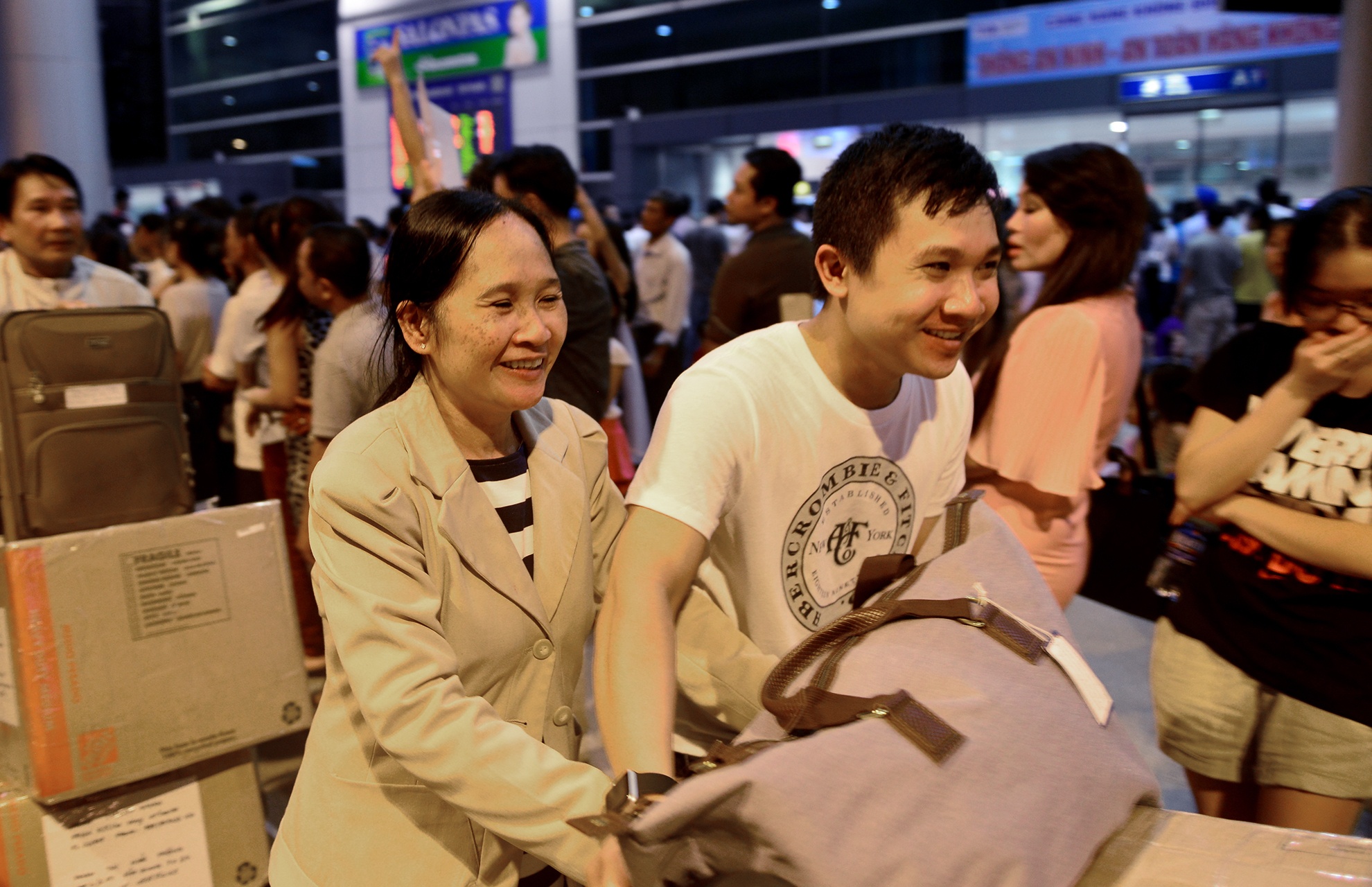 Hon 20.000 nguoi nhap canh Tan Son Nhat moi ngay hinh anh