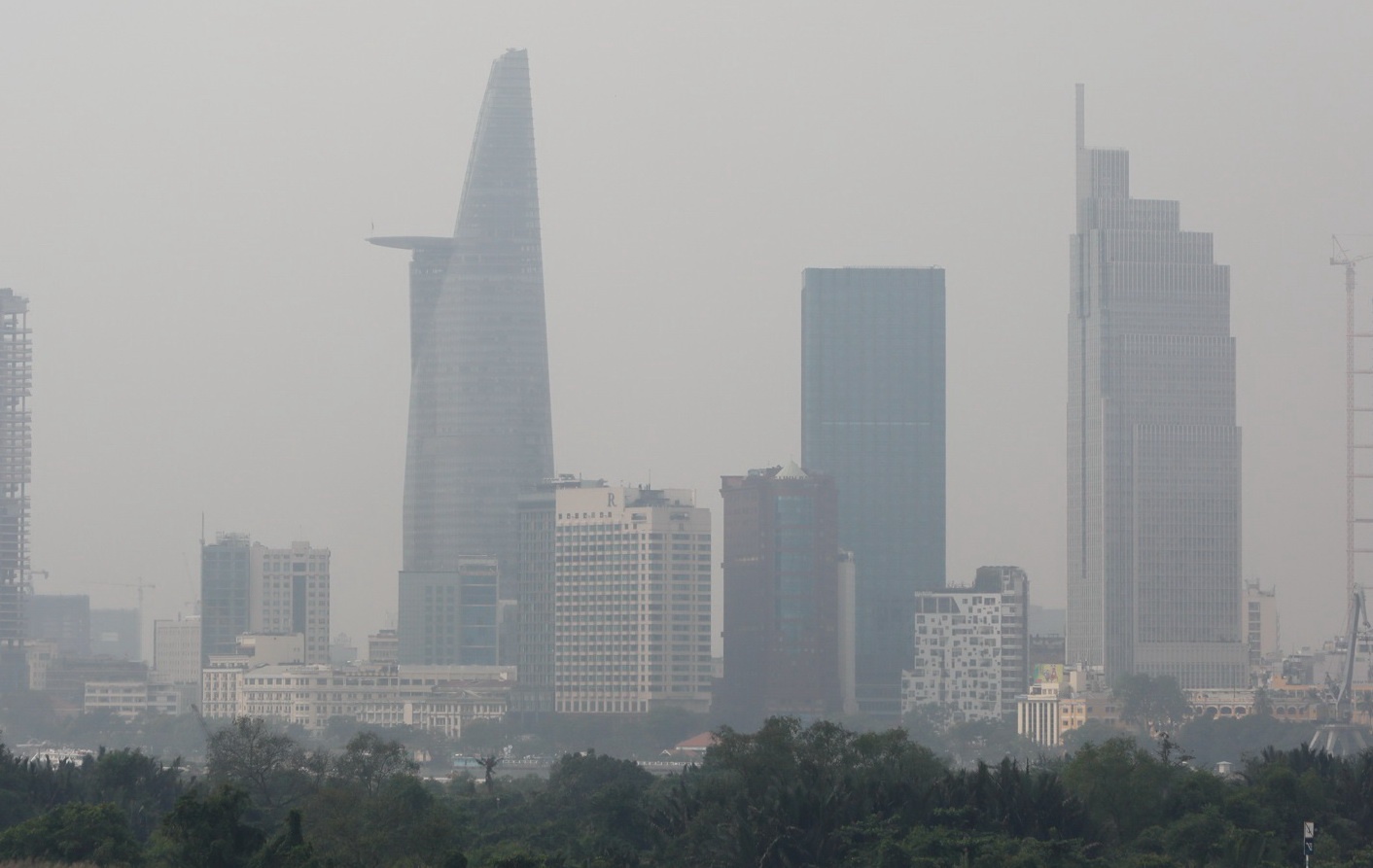 Sai Gon xuat hien suong mu kho, nguoi di duong cay mat hinh anh