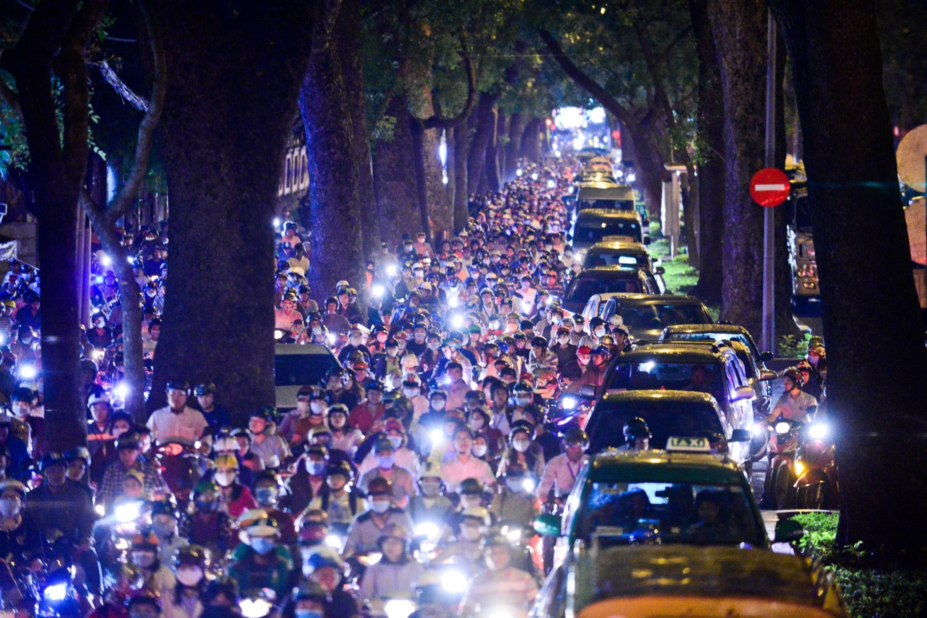 Trung tam Sai Gon ket cung, dan chay xe len pho di bo hinh anh