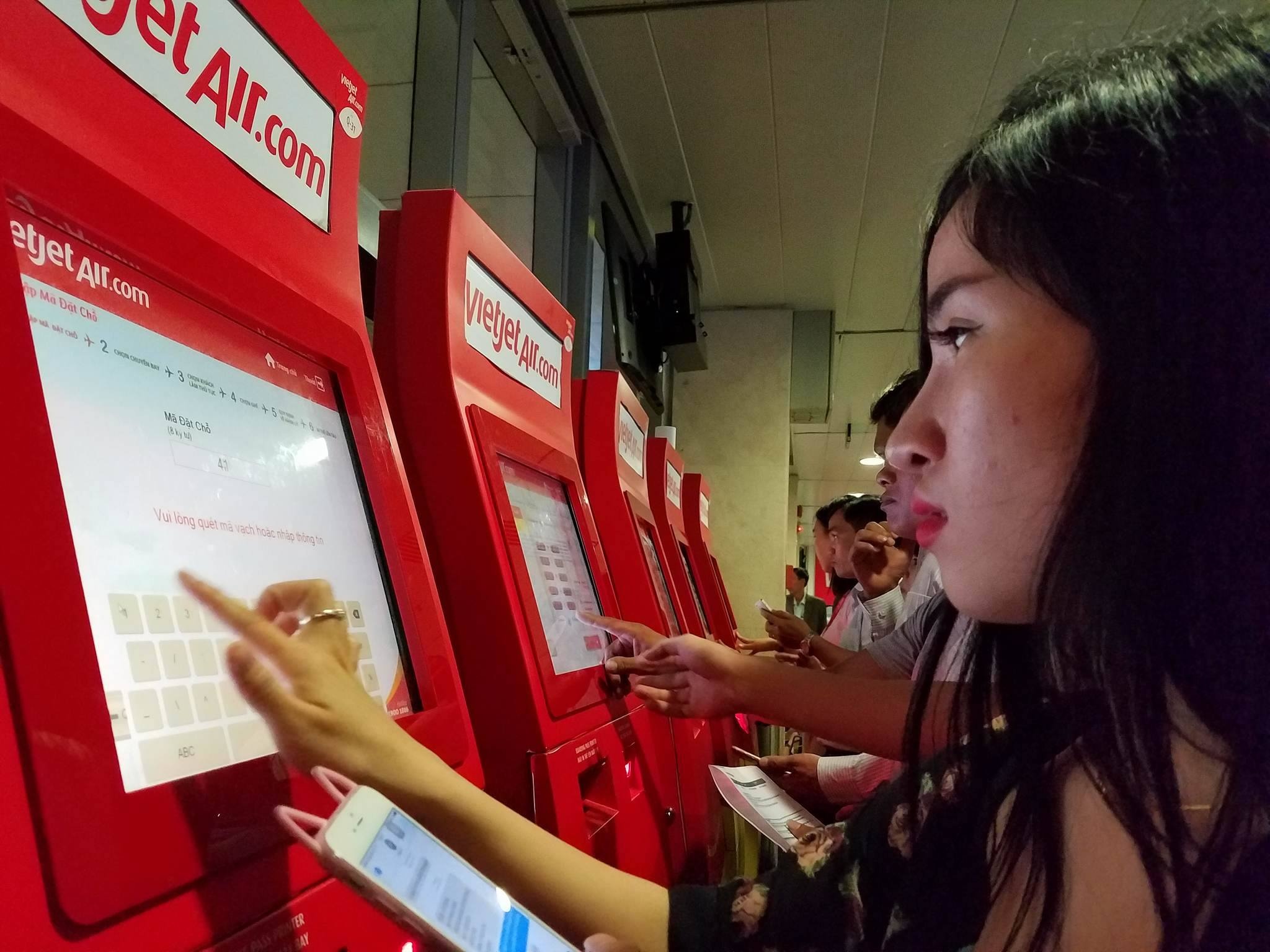 Hang doi gio bay som 3 tieng, khach tre chuyen 'khoc rong' hinh anh