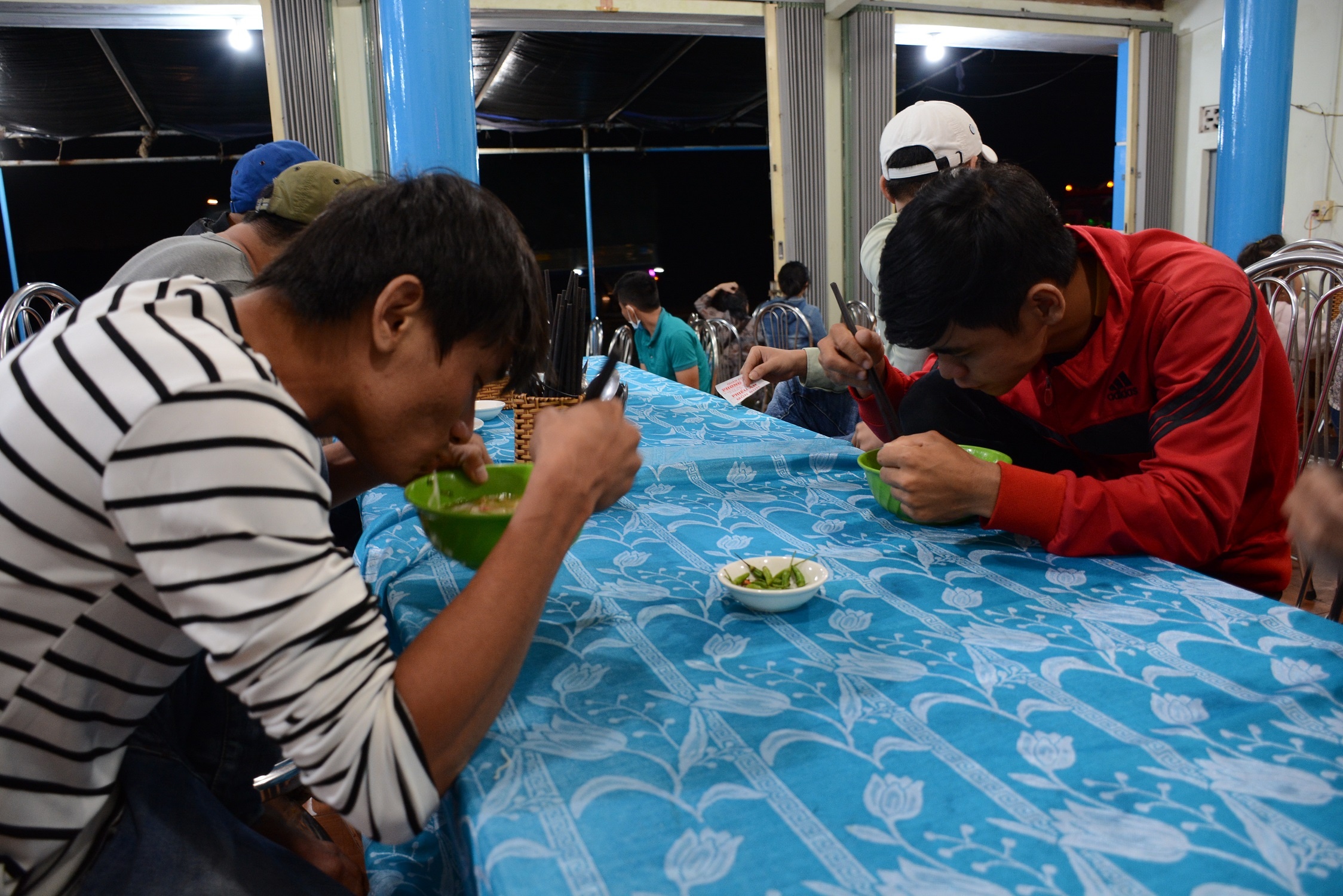 Gian nan tren chuyen xe ve que anh 3