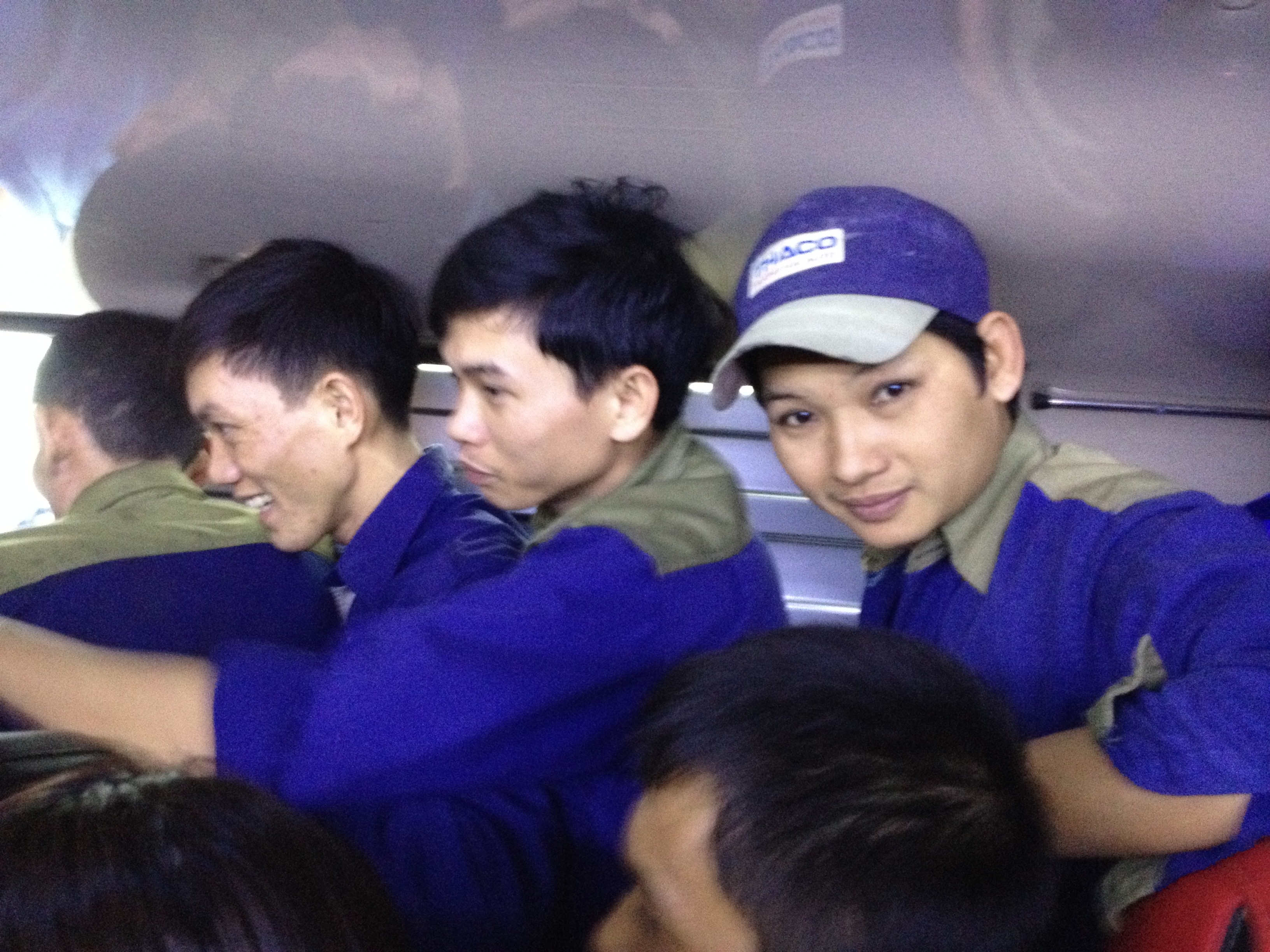 Tren chuyen xe Tet 'bao tap', 16 cho nhet hon 30 nguoi hinh anh