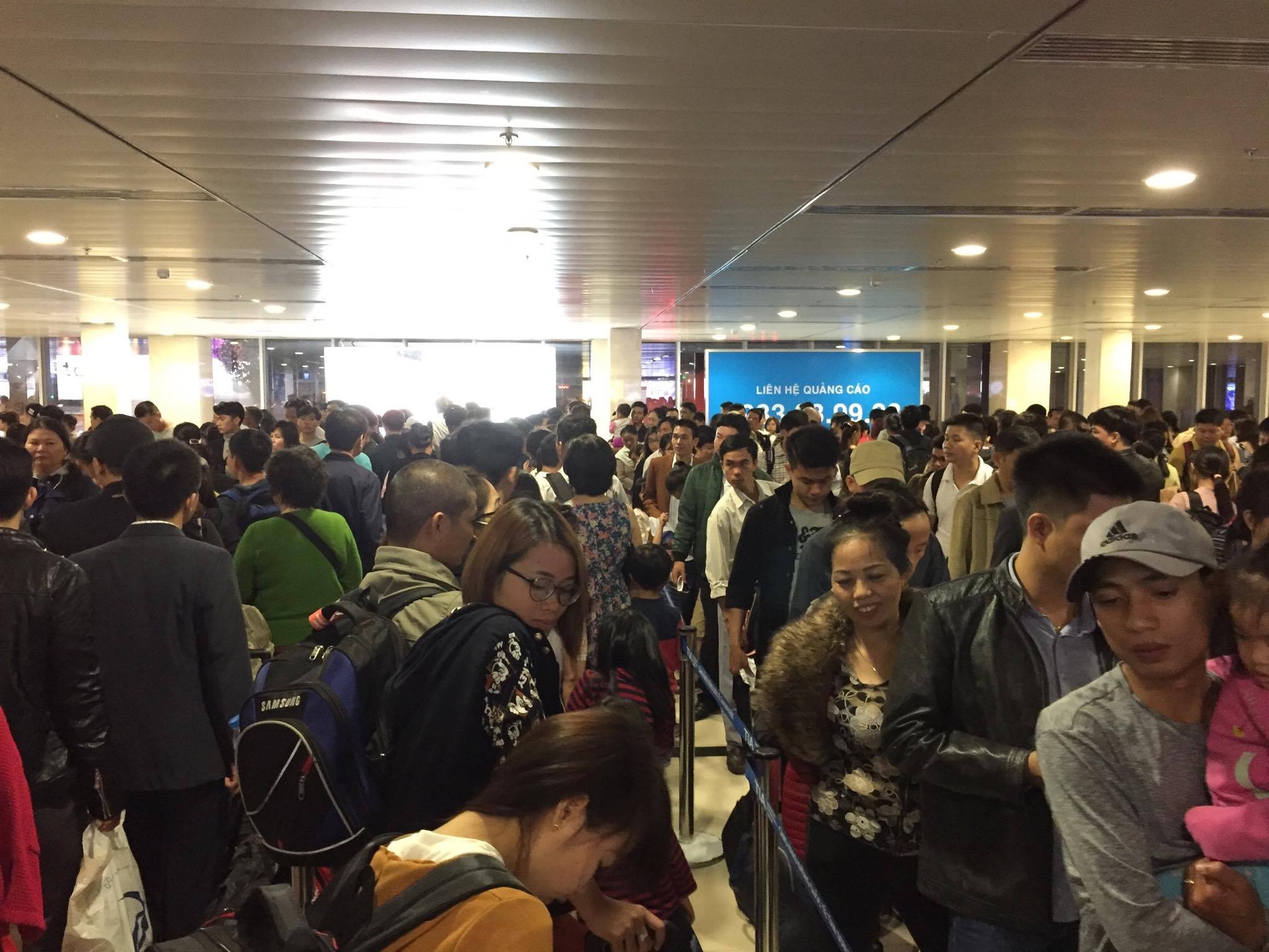 Va vat Tan Son Nhat tu 4h anh 1