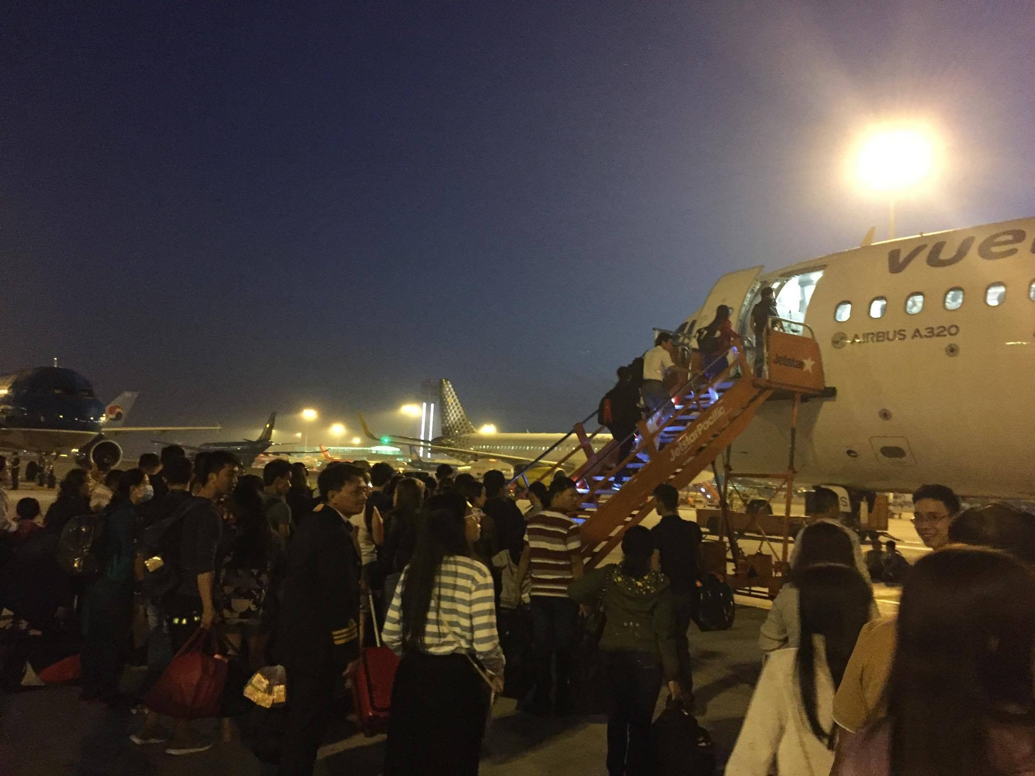 Va vat Tan Son Nhat tu 4h anh 10