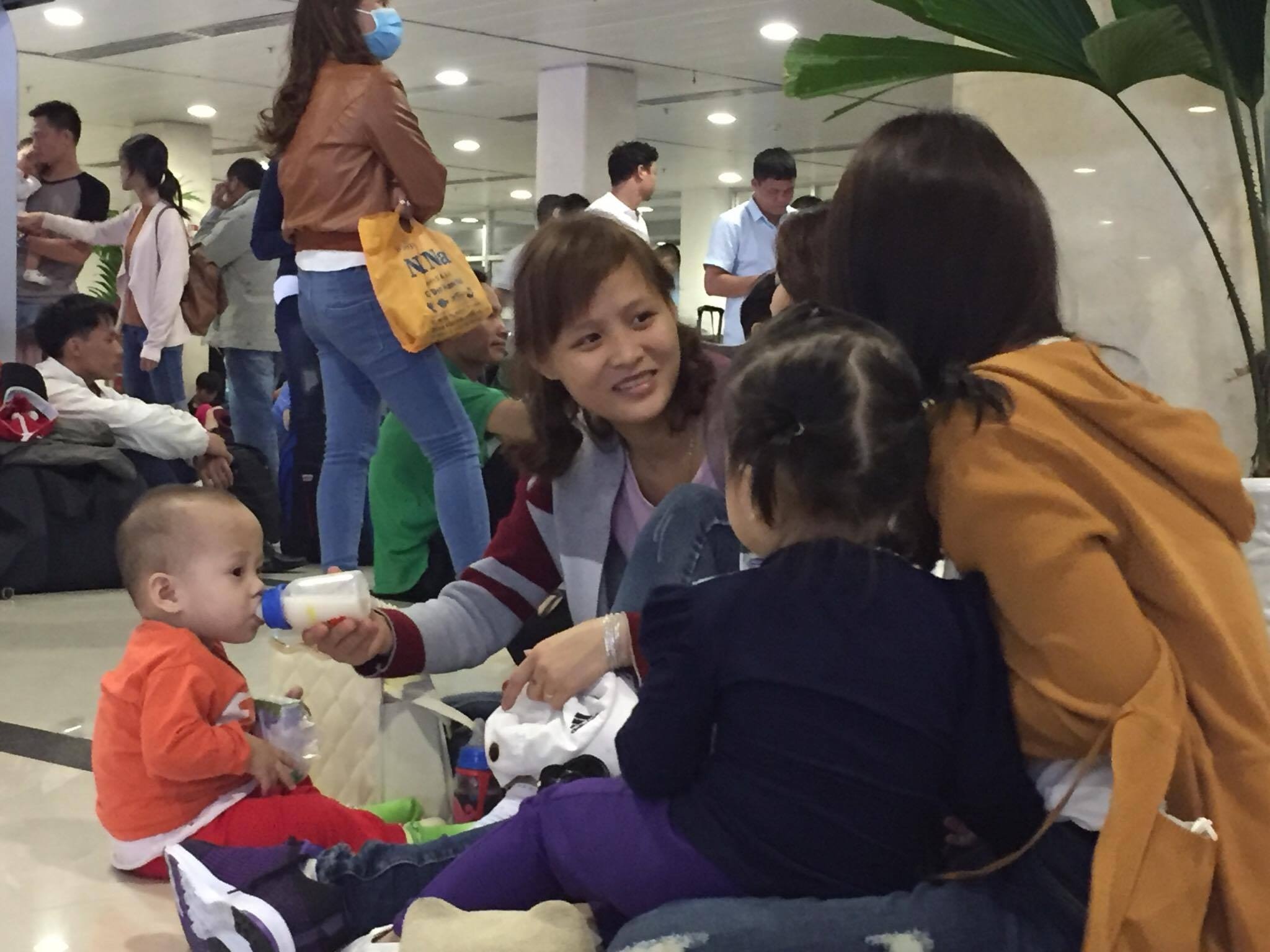 Va vat o san bay Tan Son Nhat tu 4h sang 29 Tet hinh anh