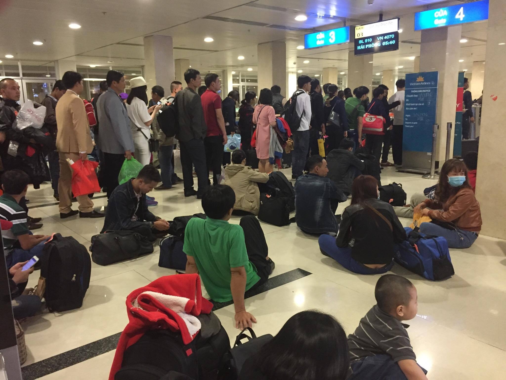 Va vat Tan Son Nhat tu 4h anh 3