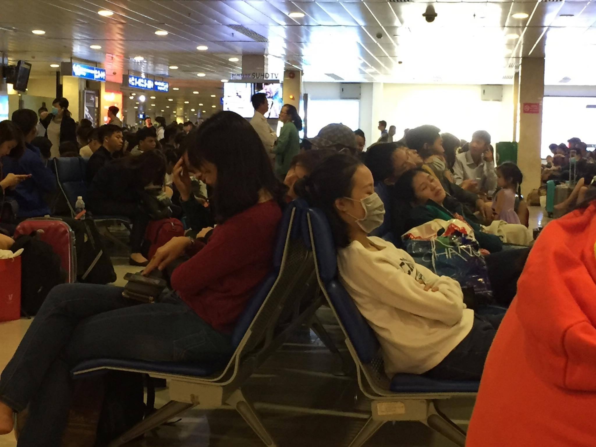 Va vat Tan Son Nhat tu 4h anh 4