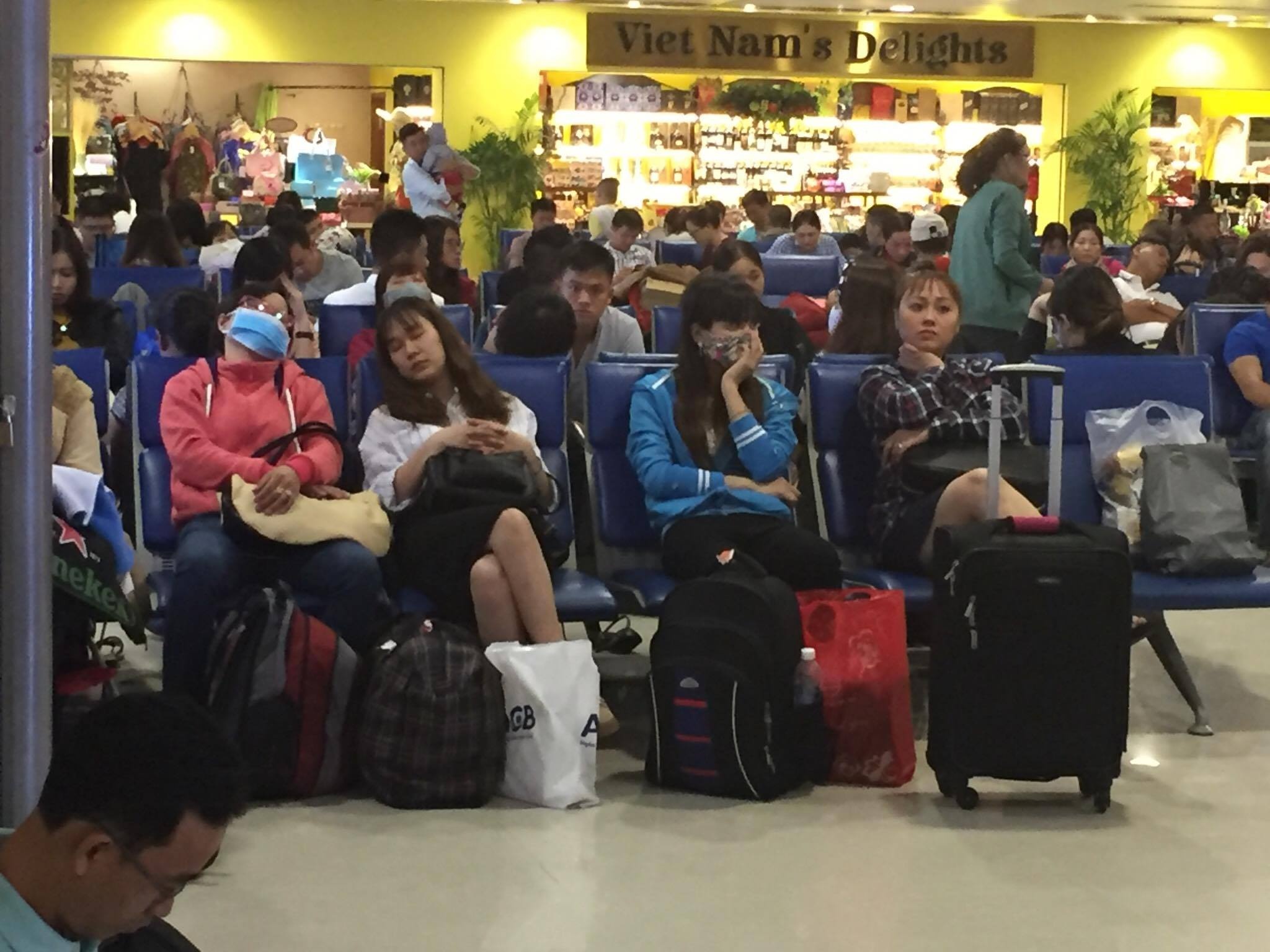 Va vat Tan Son Nhat tu 4h anh 5