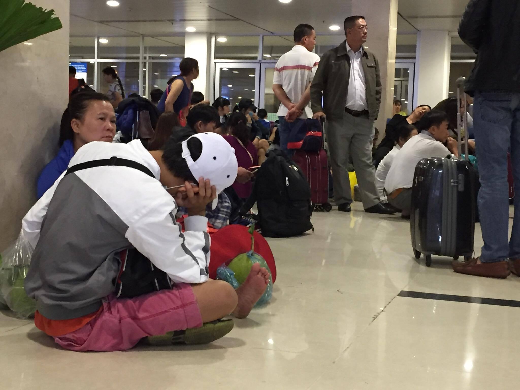 Va vat Tan Son Nhat tu 4h anh 6