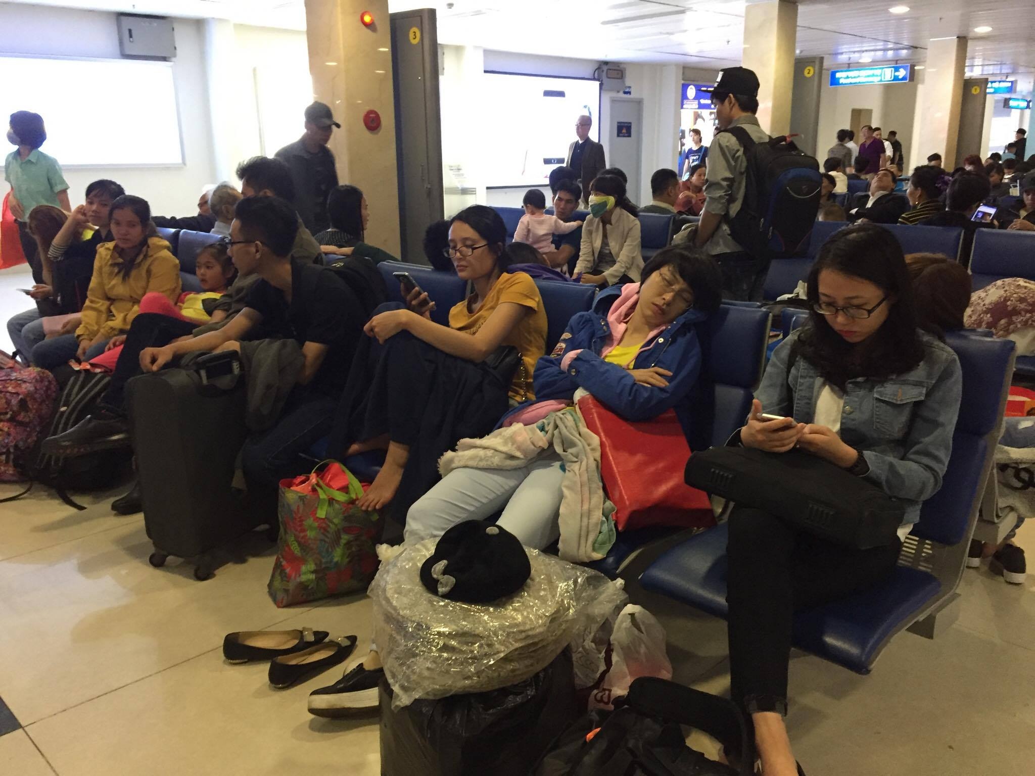 Va vat Tan Son Nhat tu 4h anh 7