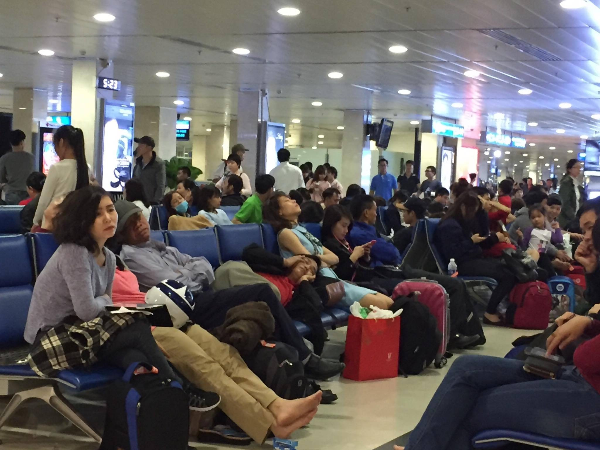 San bay Tan Son Nhat dong duc sang 29 Tet hinh anh