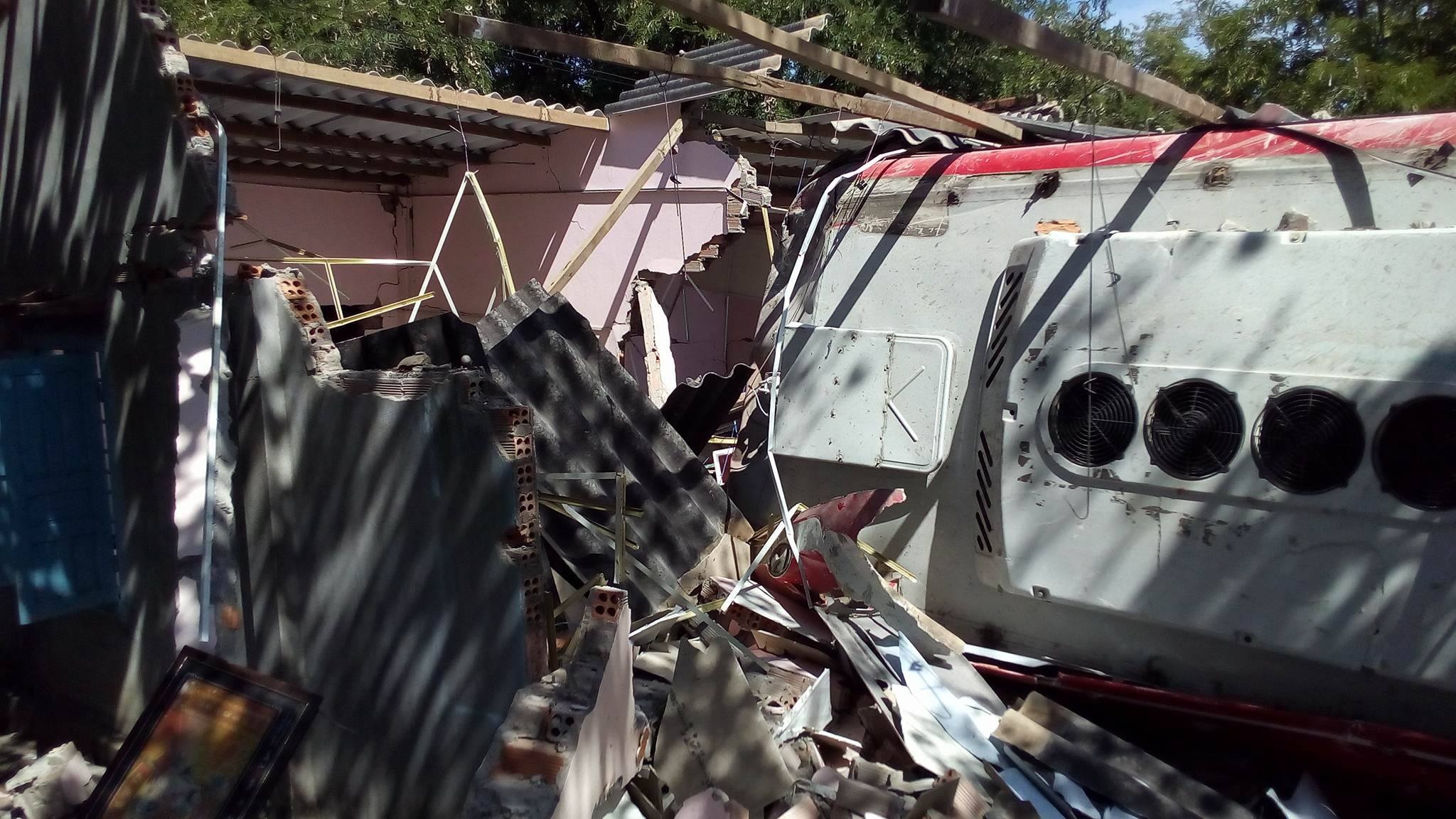 Ba nguoi thoat chet khi xe khach dam sap nha hinh anh