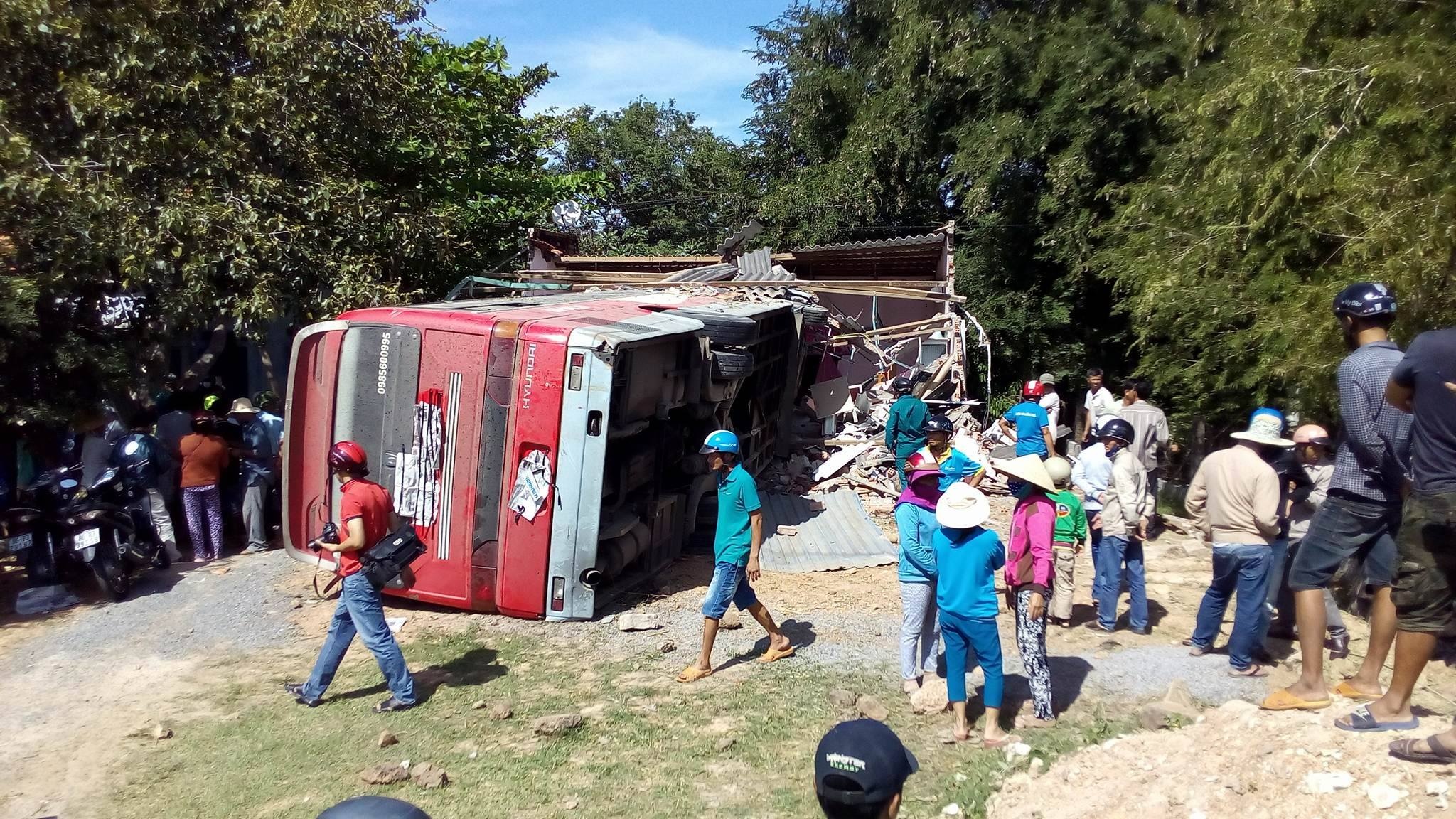 Xe khach lao vao nha dan anh 1