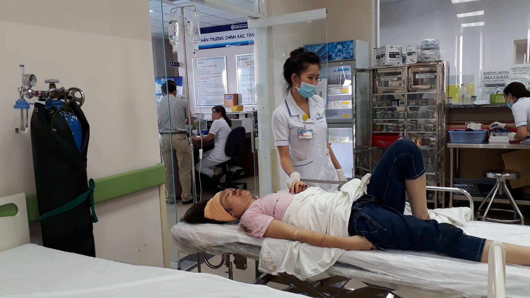 Tau hoa tong xe khach: Nhieu tre em dang nguy kich hinh anh