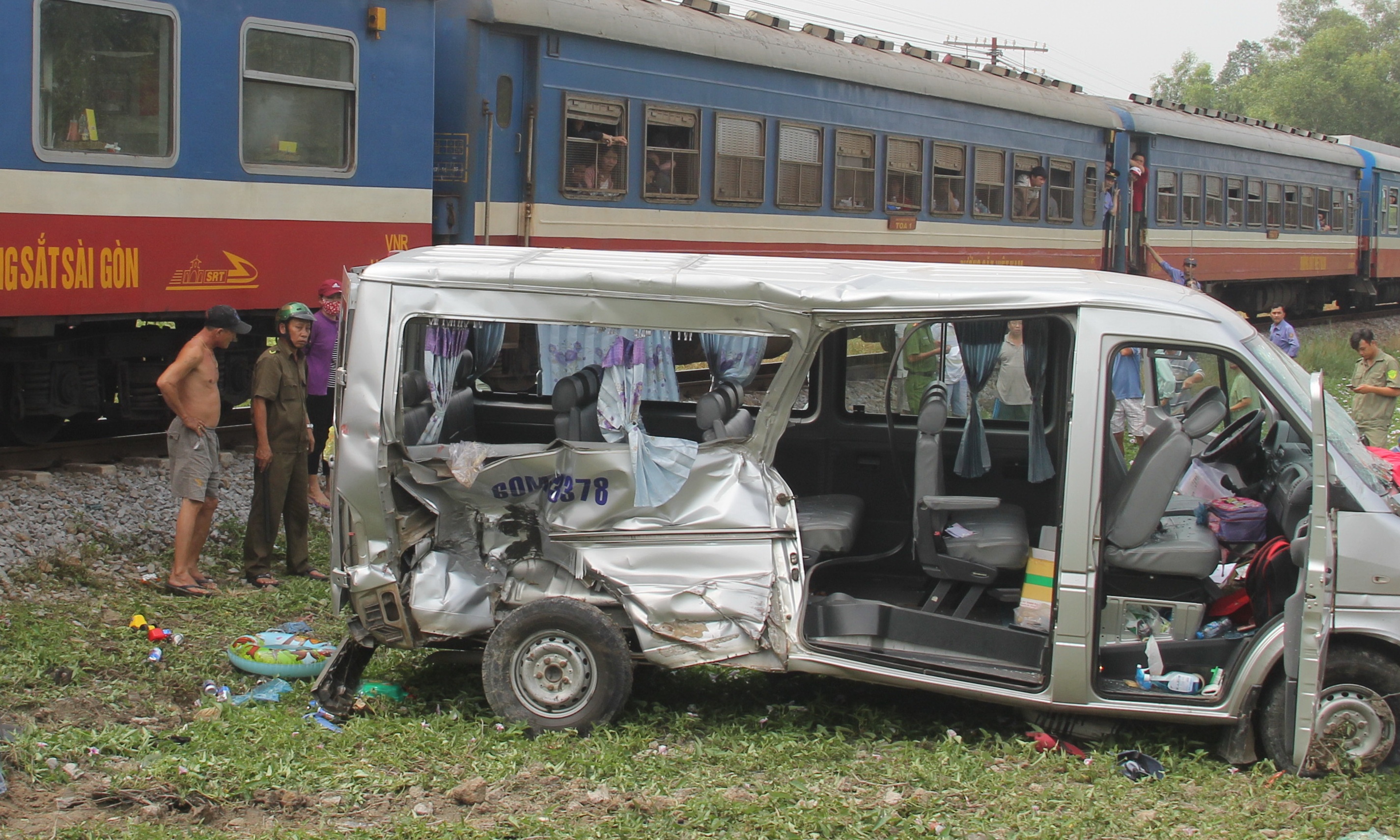 Tau hoa dam xe khach lam 2 nguoi tu vong sang mung 5 Tet hinh anh