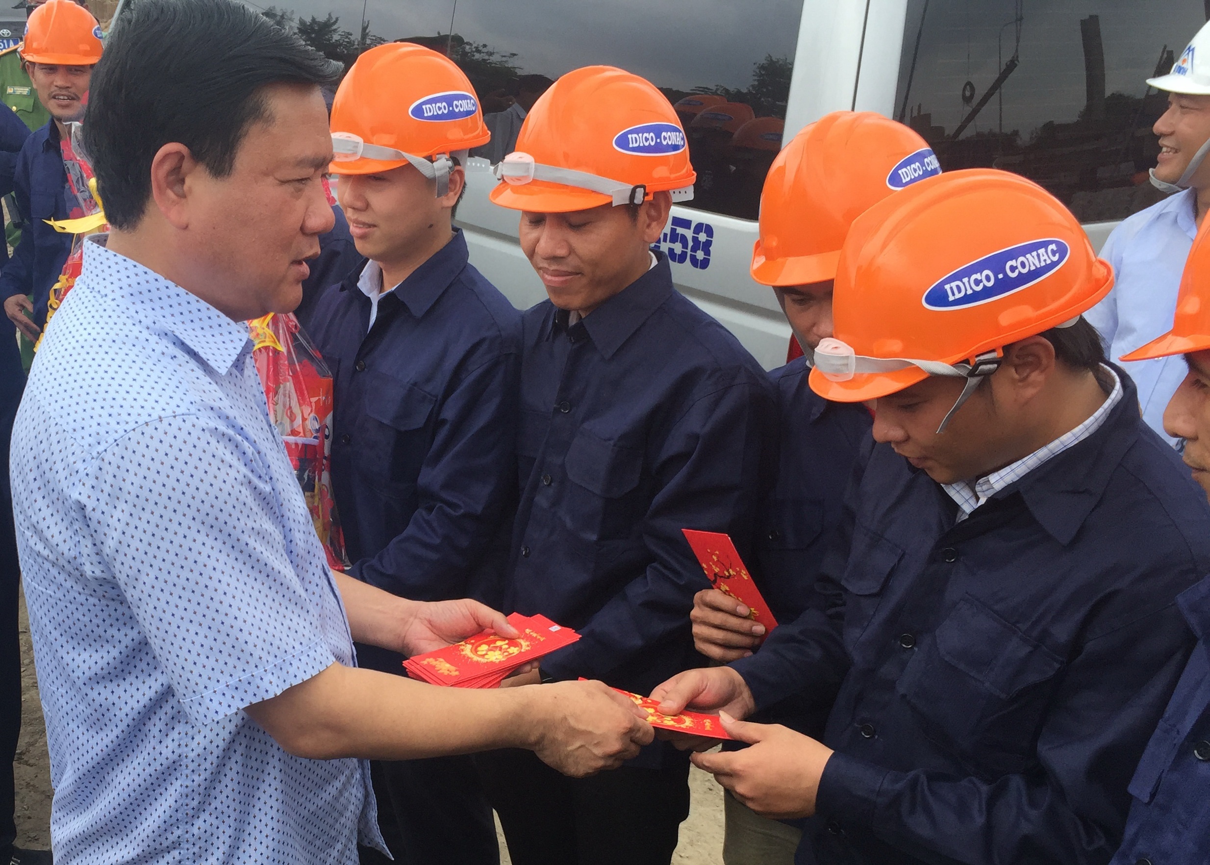 Bi thu Thang: 'Toi thich cong nhan mac do lam lem bui' hinh anh