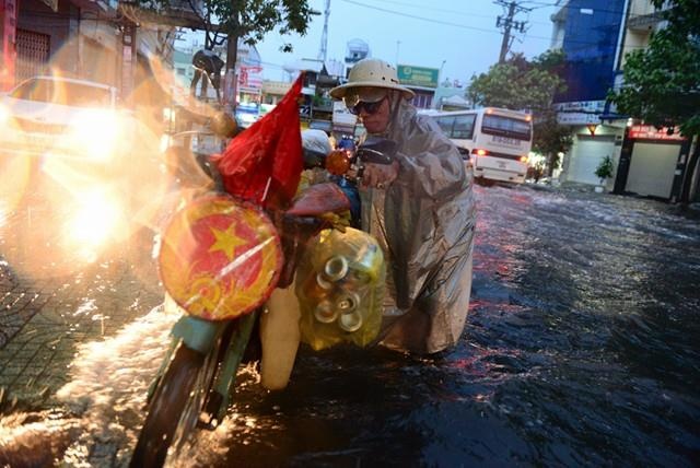 Sai Gon nhan con mua lon dau nam anh 5