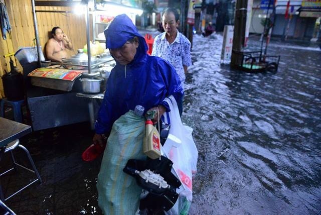 Sai Gon nhan con mua lon dau nam anh 7