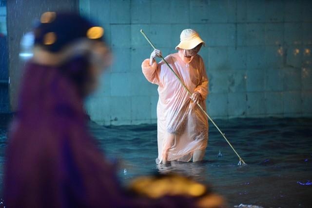 Sai Gon mua lon, ngap duong ngay lam viec dau nam Dinh Dau hinh anh