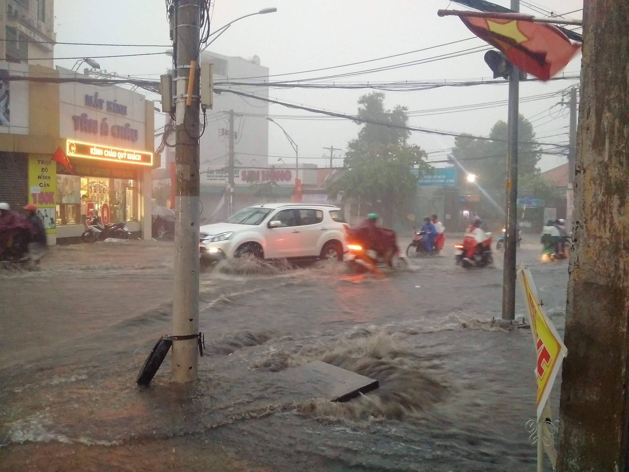 Sai Gon nhan con mua lon dau nam anh 3