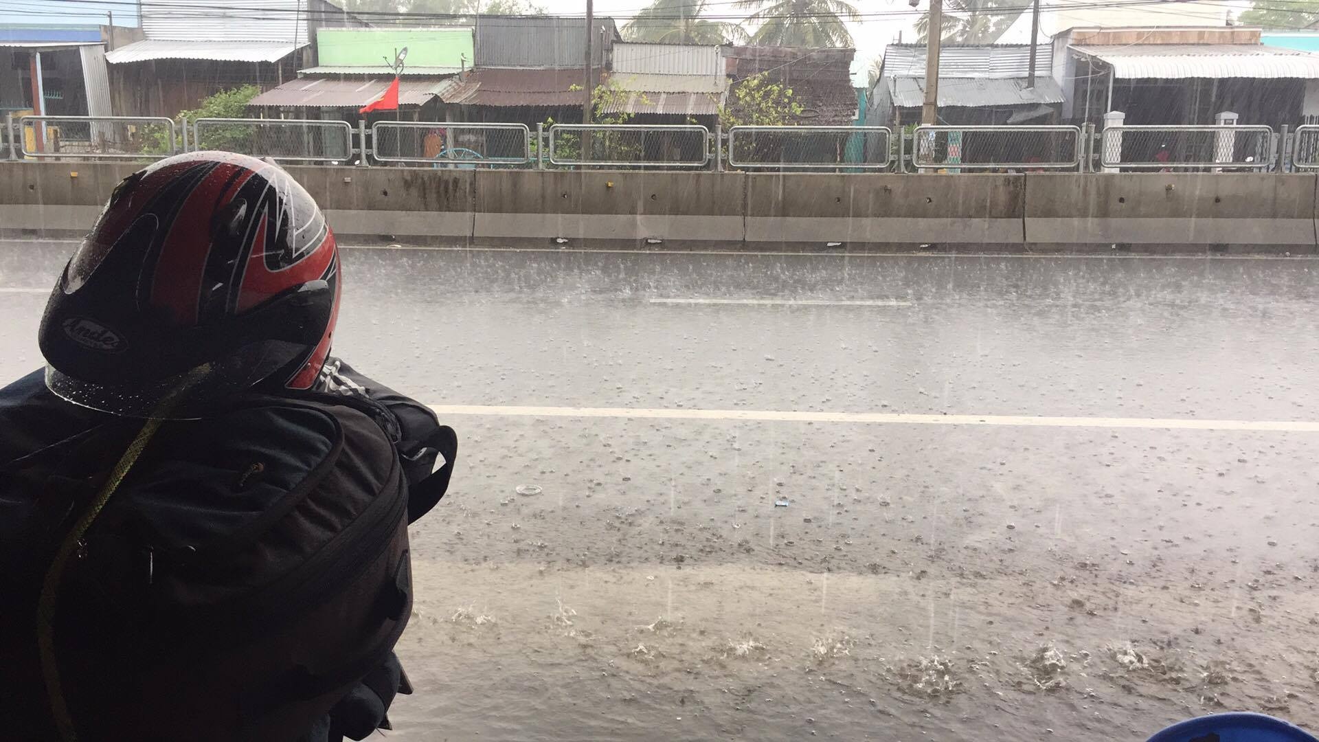 Sai Gon nhan con mua lon dau nam anh 1