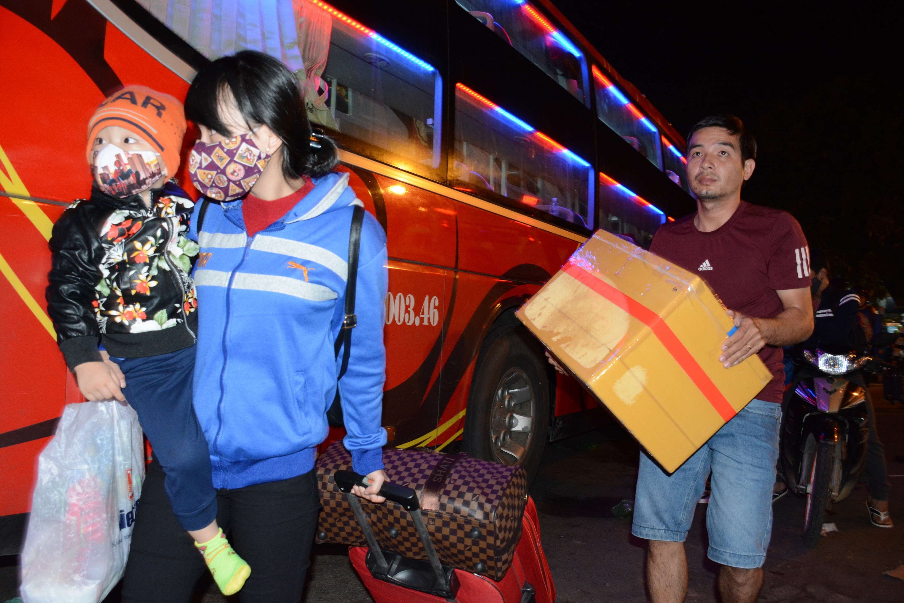 An Tet dai ngay, nguoi dan tro lai thanh pho luc nua dem hinh anh