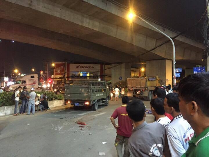 Xe tai cuon 4 nguoi vao gam, mot be trai 3 tuoi tu vong hinh anh