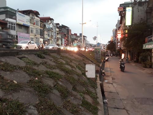 Can trong khi ha de song Hong lam duong hinh anh