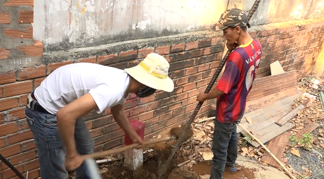 Bi thu Thang phe binh, cac cot moc giua nha dan duoc do bo hinh anh