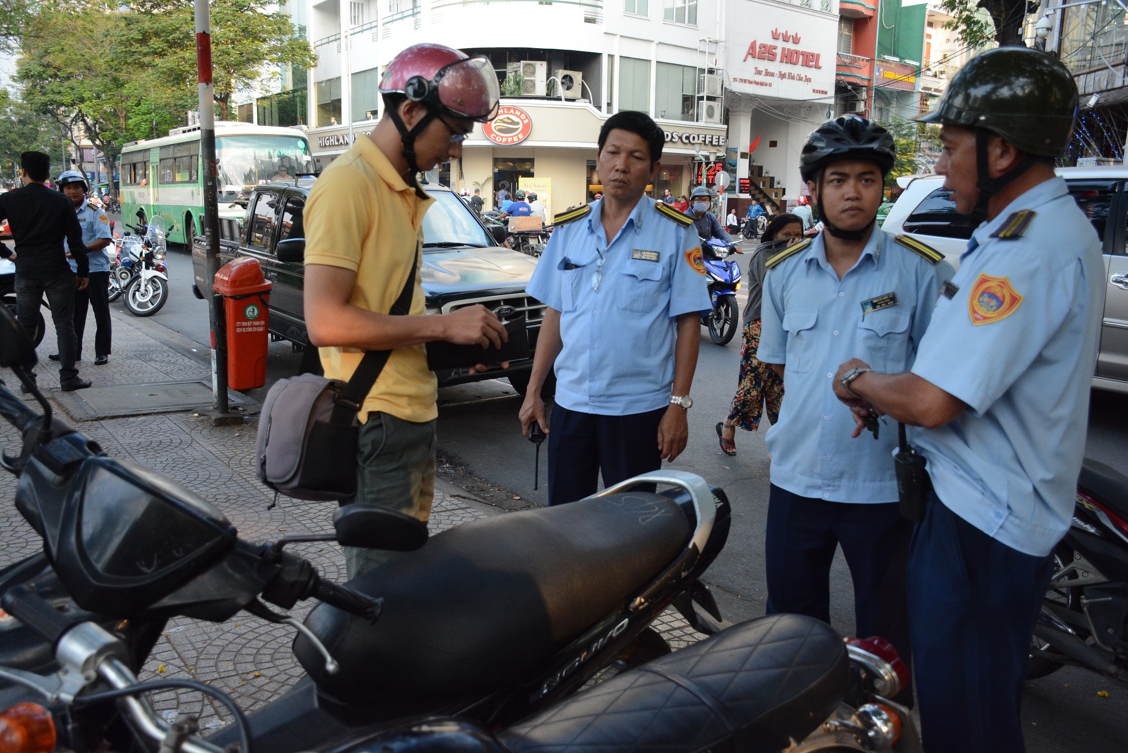 Ra quân xử phạt người tiểu bậy ảnh 2 Ra quan xu phat nguoi tieu bay anh 2