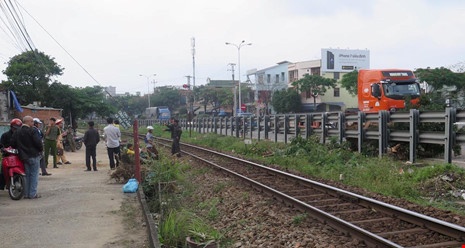 Hang tram hanh khach thoat nan khi tau SE2 dam can cau hinh anh