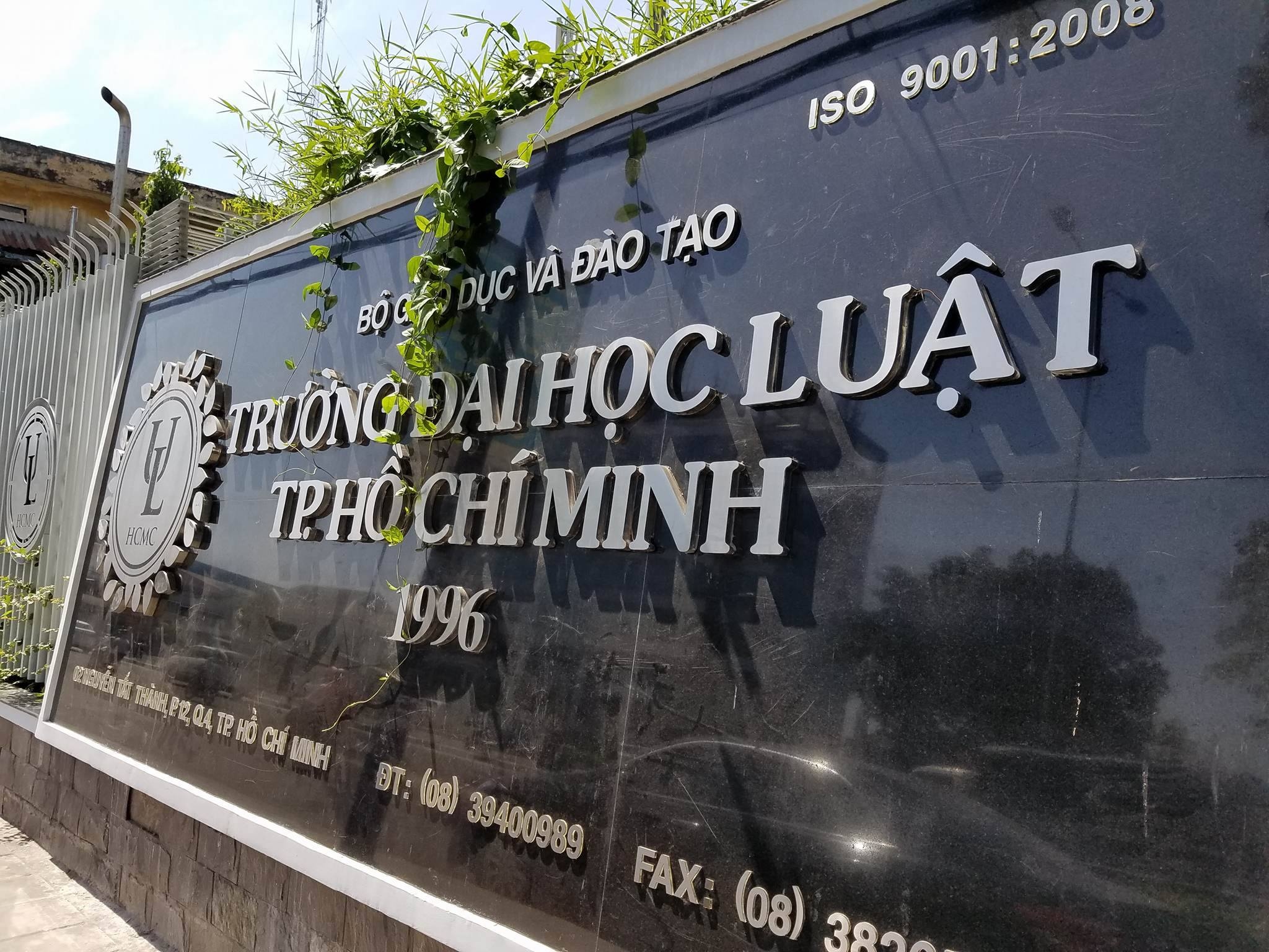 Tranh cai viec SV DH Luat bi dinh chi hoc vi dung sach photo hinh anh