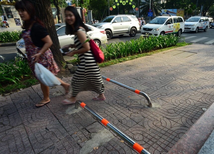 Barie via he TP.HCM: Nang len do cao 1 m hinh anh