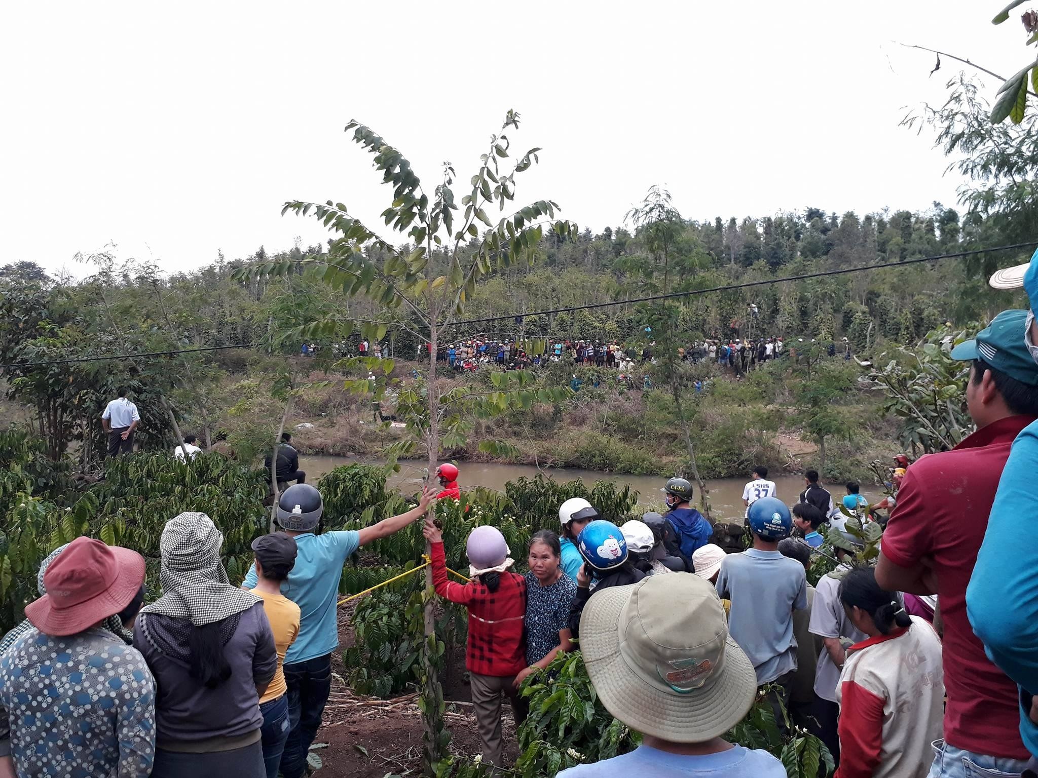 Phat hien nguoi phu nu o bo suoi anh 1