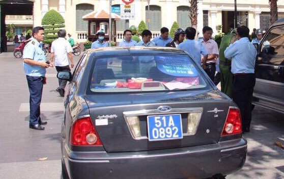 Quan 1 phat oto bien xanh cua Pho chu tich quan 9 hinh anh