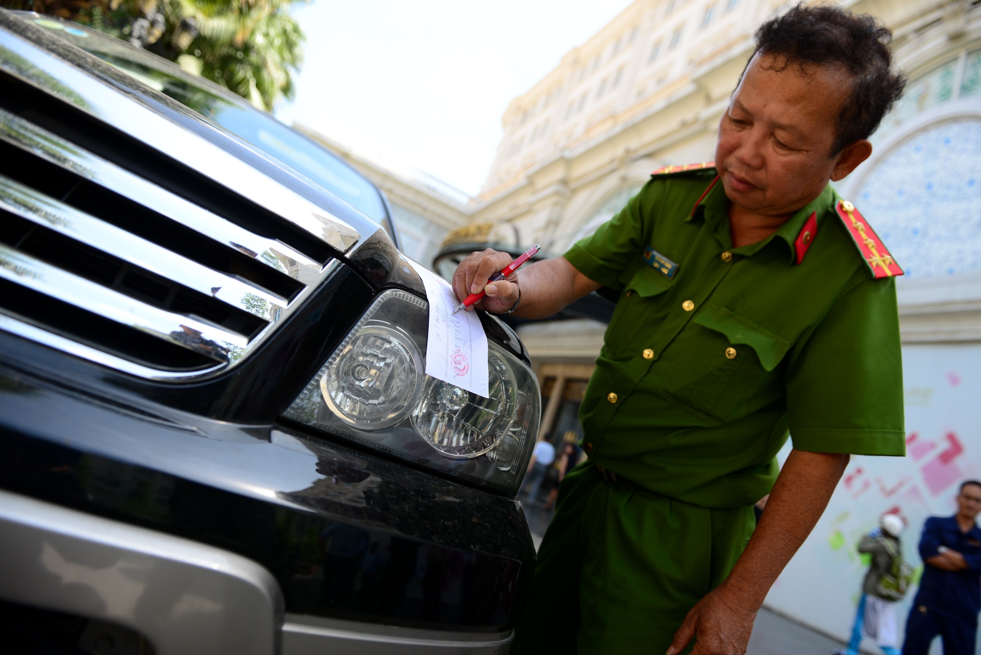 phat xe bien so xanh anh 2