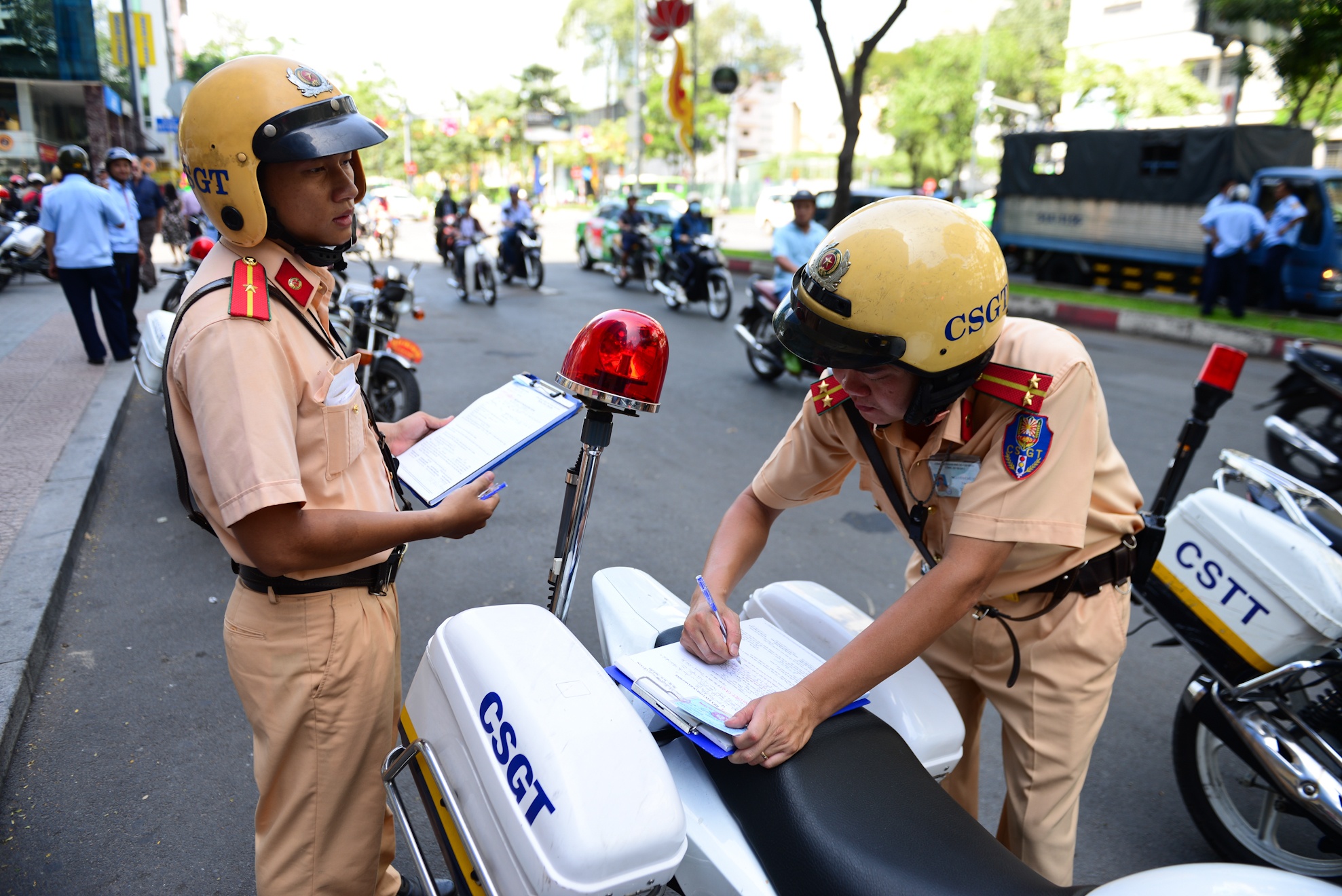 phat xe bien so xanh anh 7