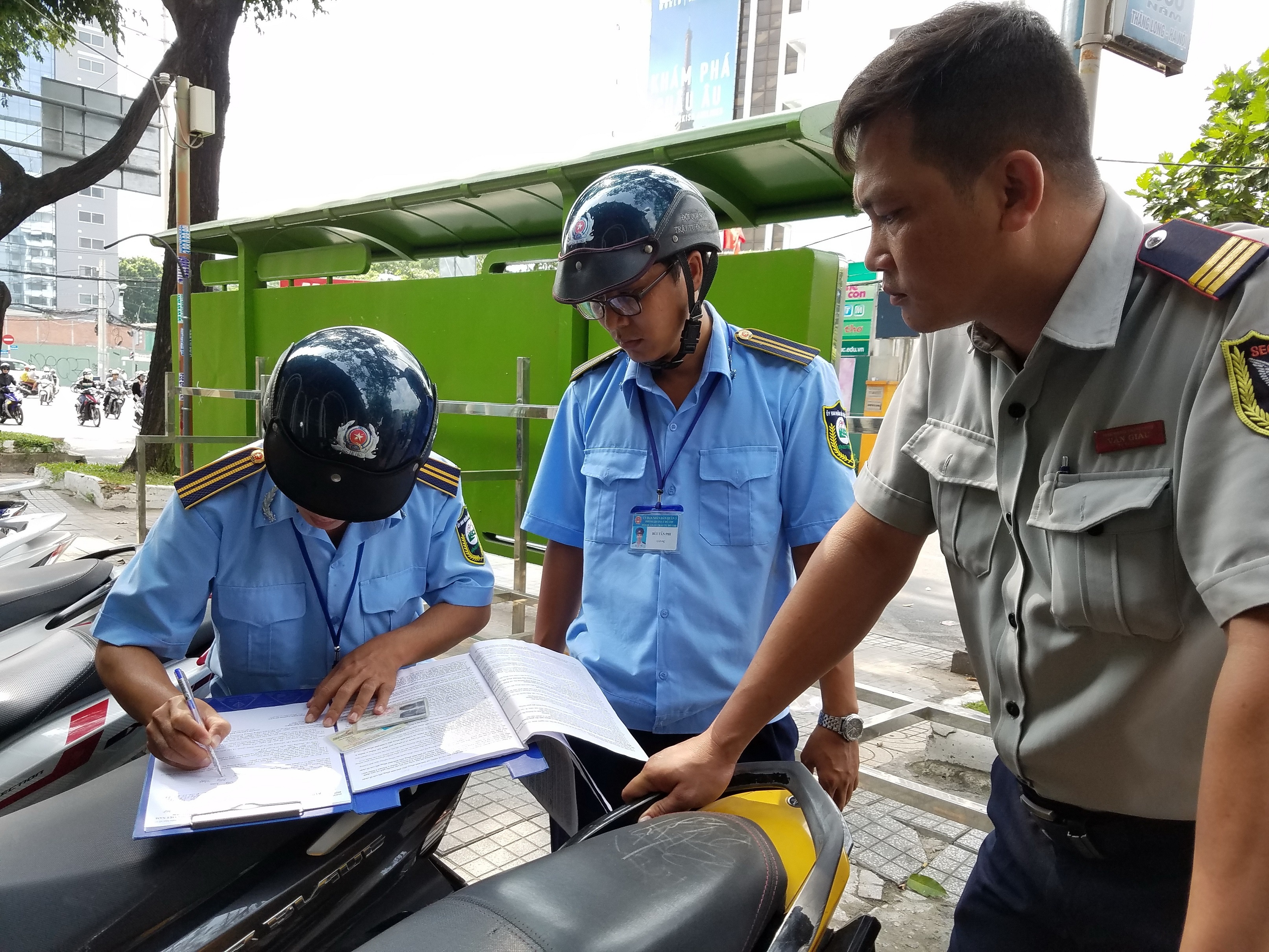 Quan 3 noi got quan 1 ra tay 'gianh lai' via he Sai Gon hinh anh