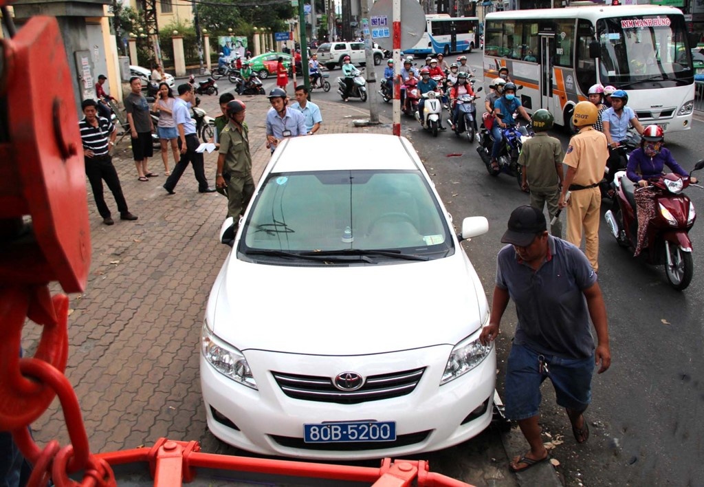 Xe bien xanh 80B bi cau ve tru so cong an xu ly hinh anh