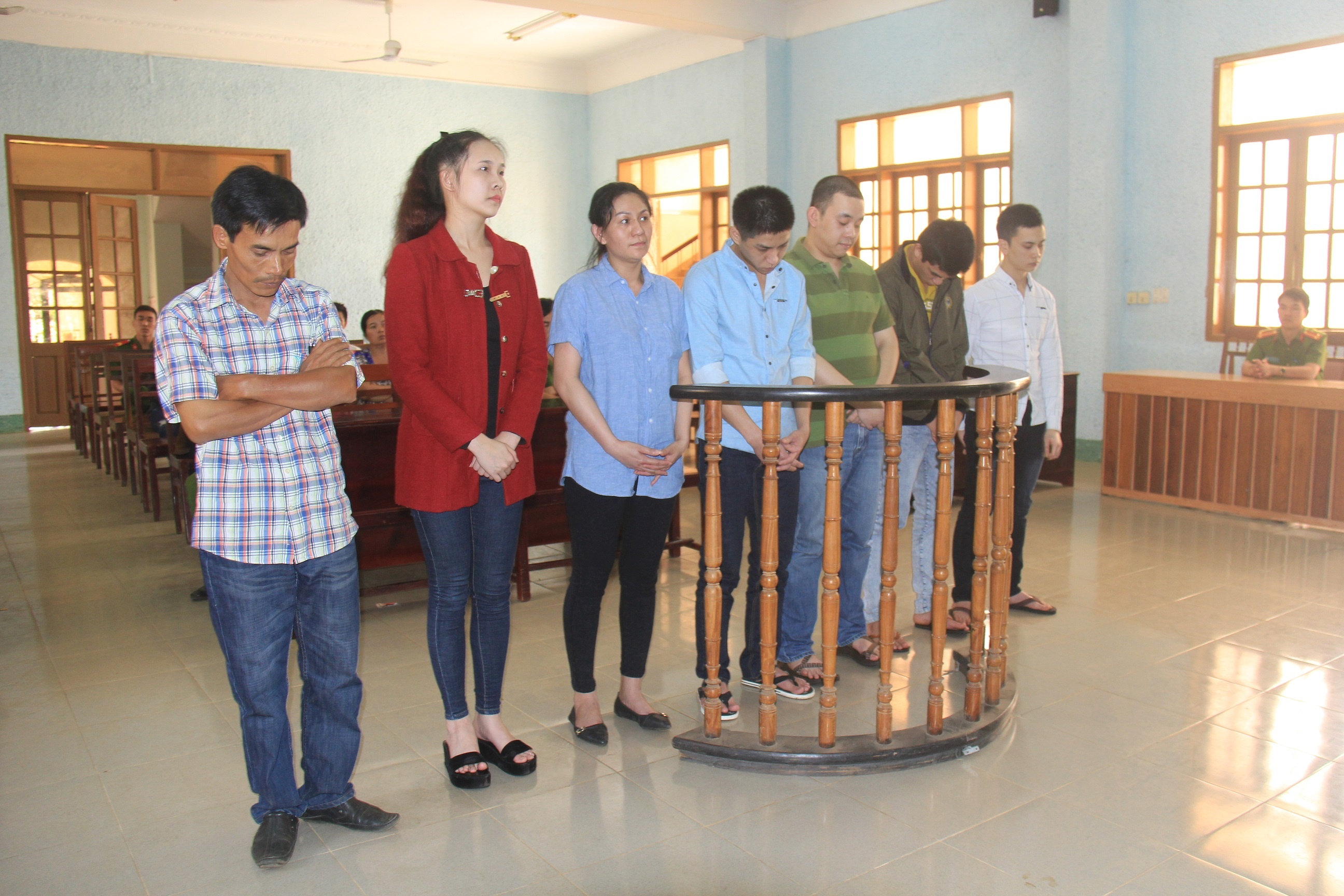 Nu 8X cam dau duong day mua ban ma tuy anh 1