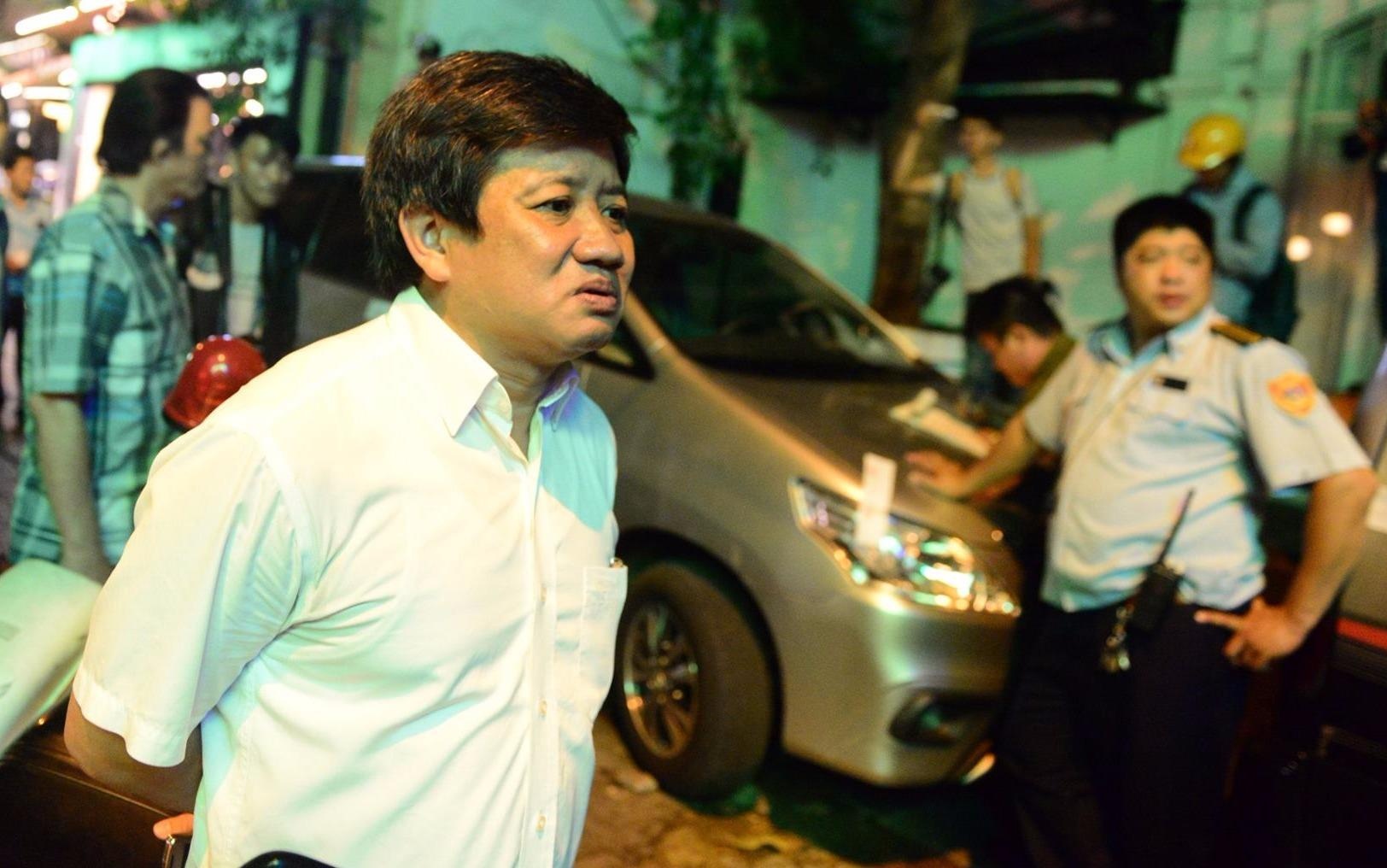 Cau 2 xe bien xanh truoc quan nhau quan 1 ve tru so cong an hinh anh