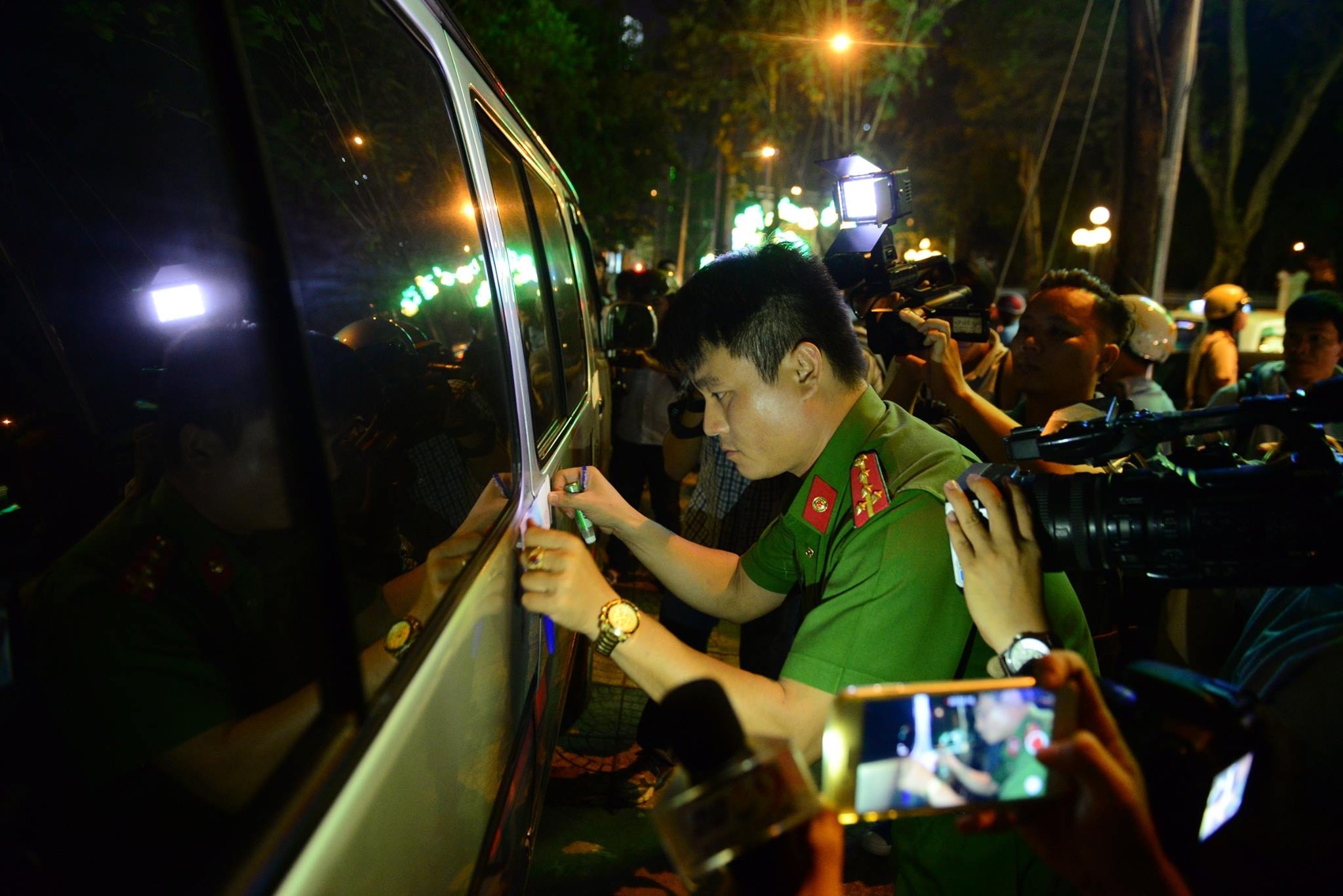 Cau 2 xe bien xanh truoc quan nhau o quan 1 hinh anh