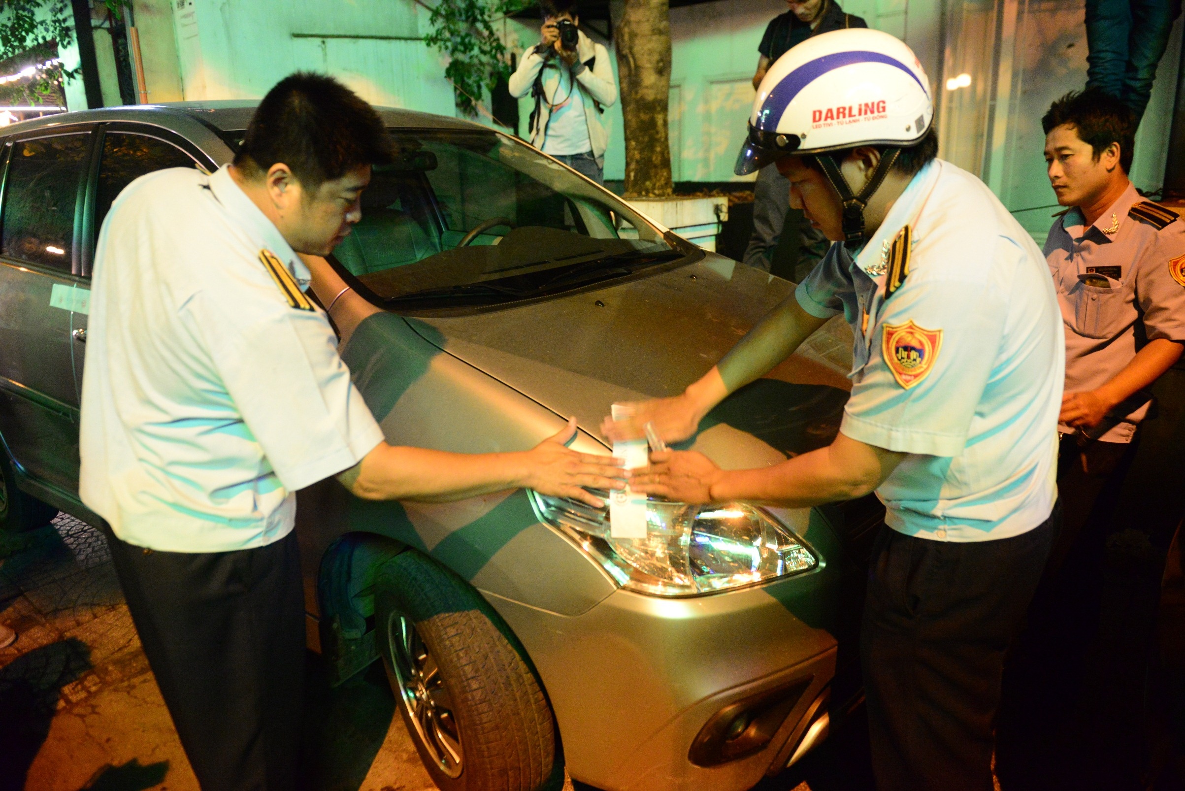 Cau 2 xe bien xanh truoc quan nhau anh 1