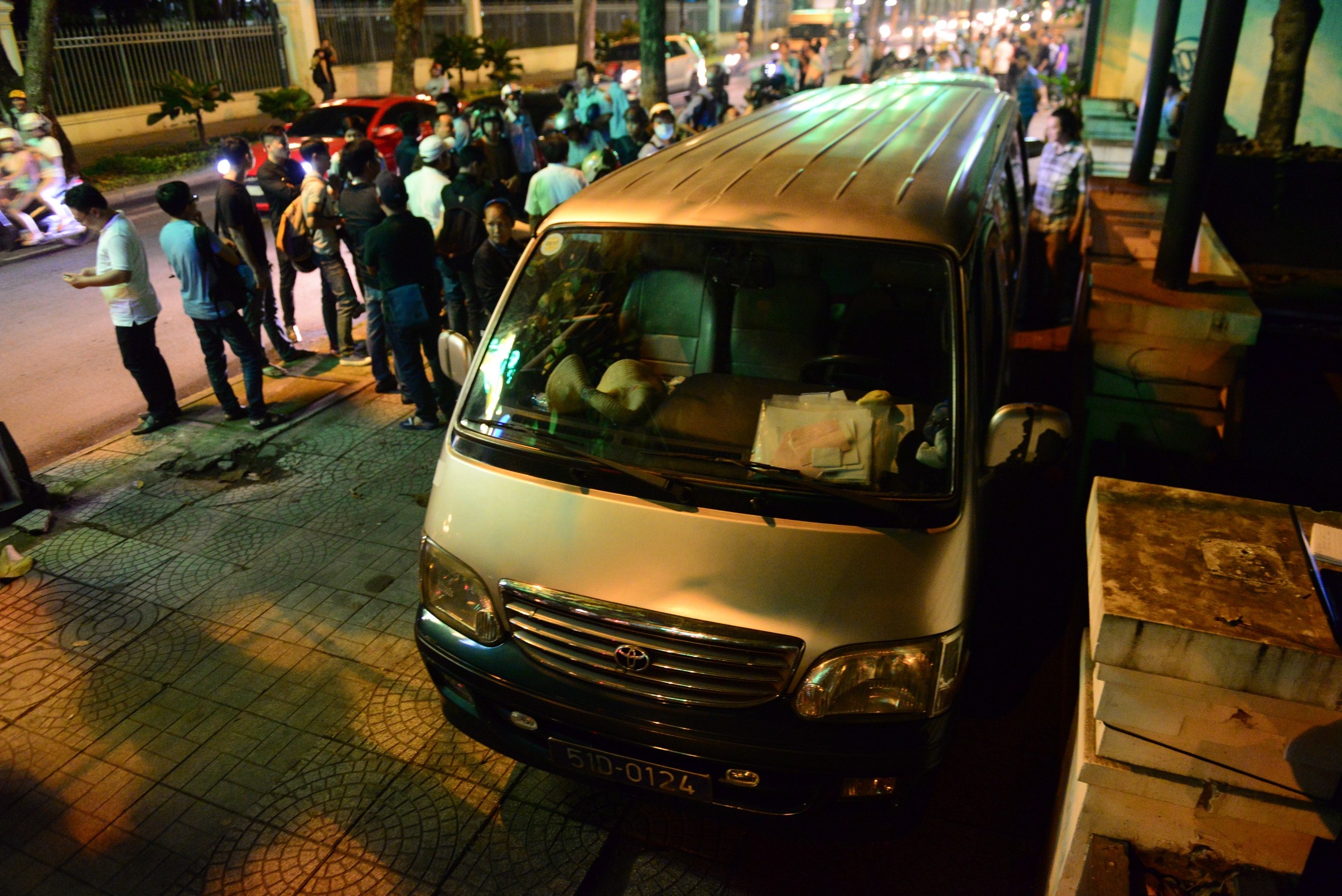 Cau 2 xe bien xanh truoc quan nhau anh 2