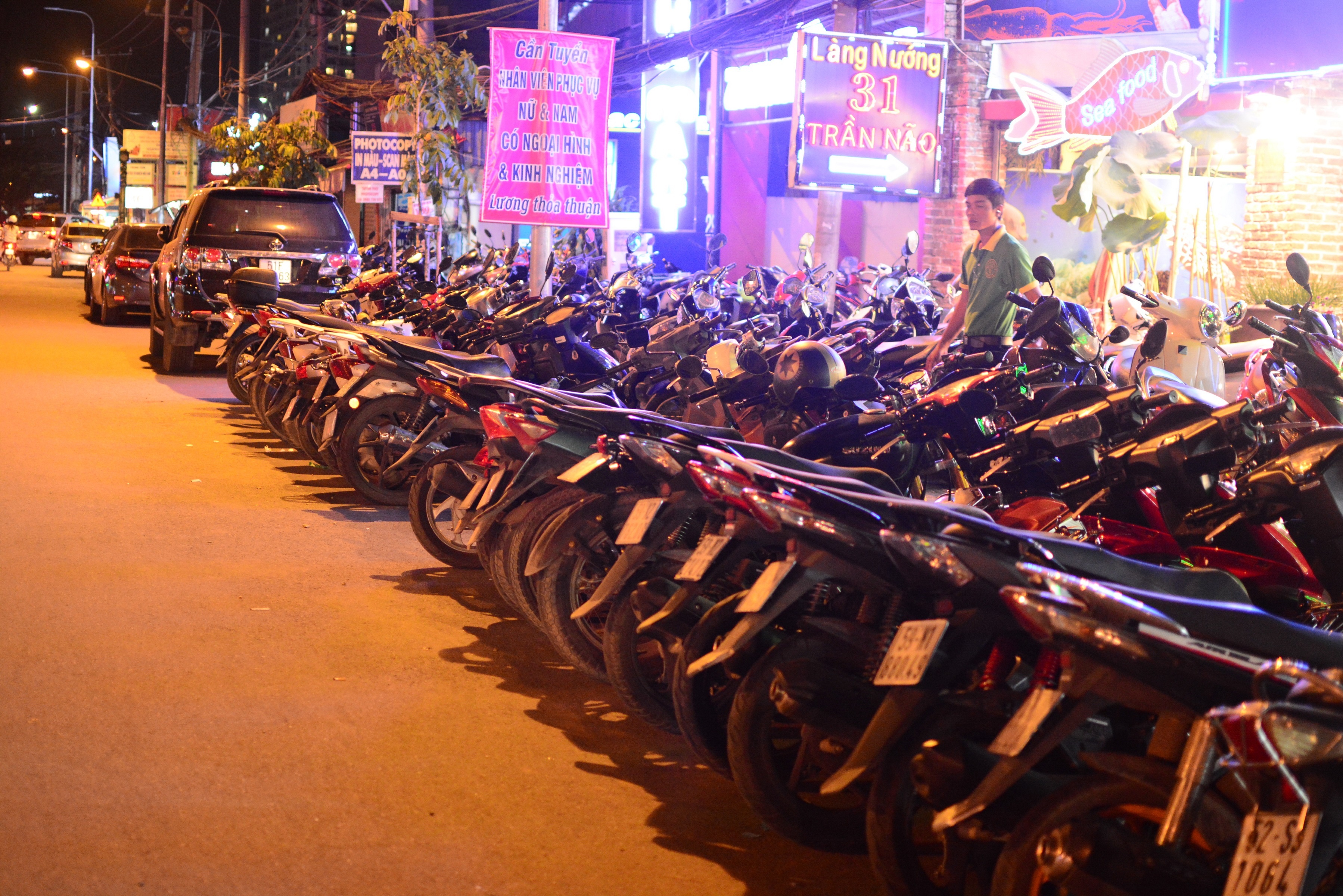 Vỉa hè bị lấn chiếm tràn lan ảnh 2 Via he bi lan chiem tran lan anh 2