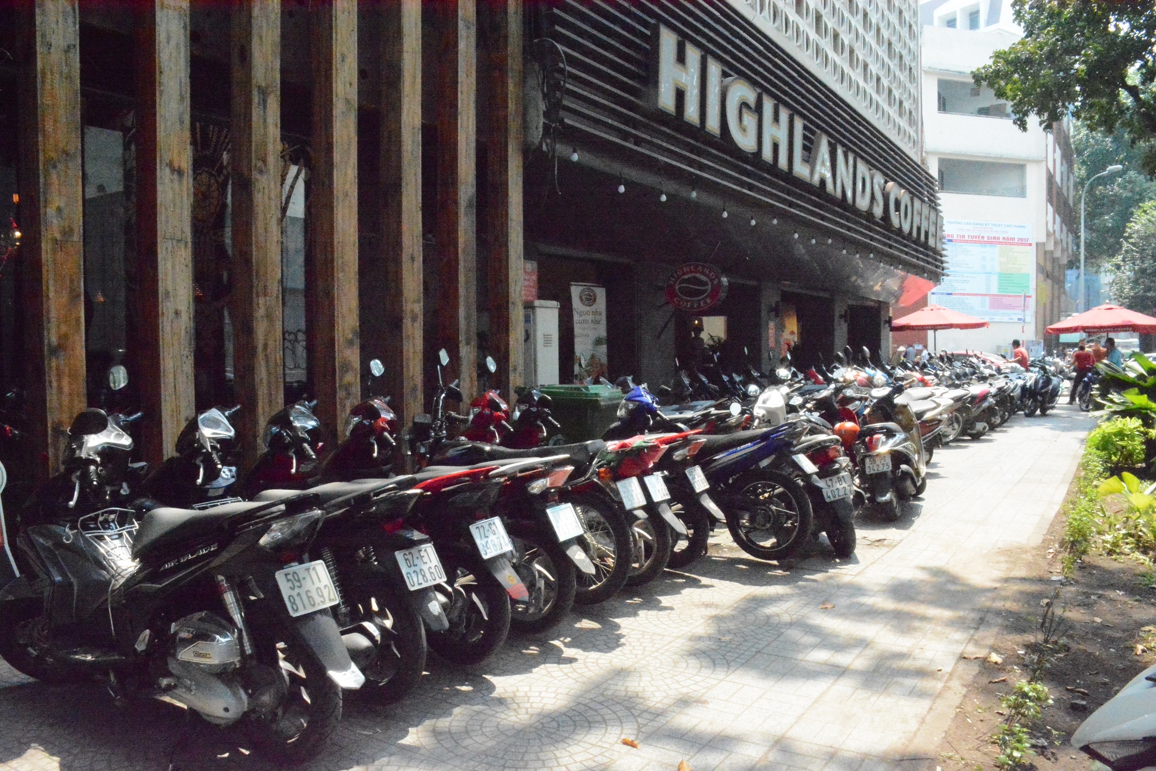 Vỉa hè bị lấn chiếm tràn lan ảnh 3 Via he bi lan chiem tran lan anh 3